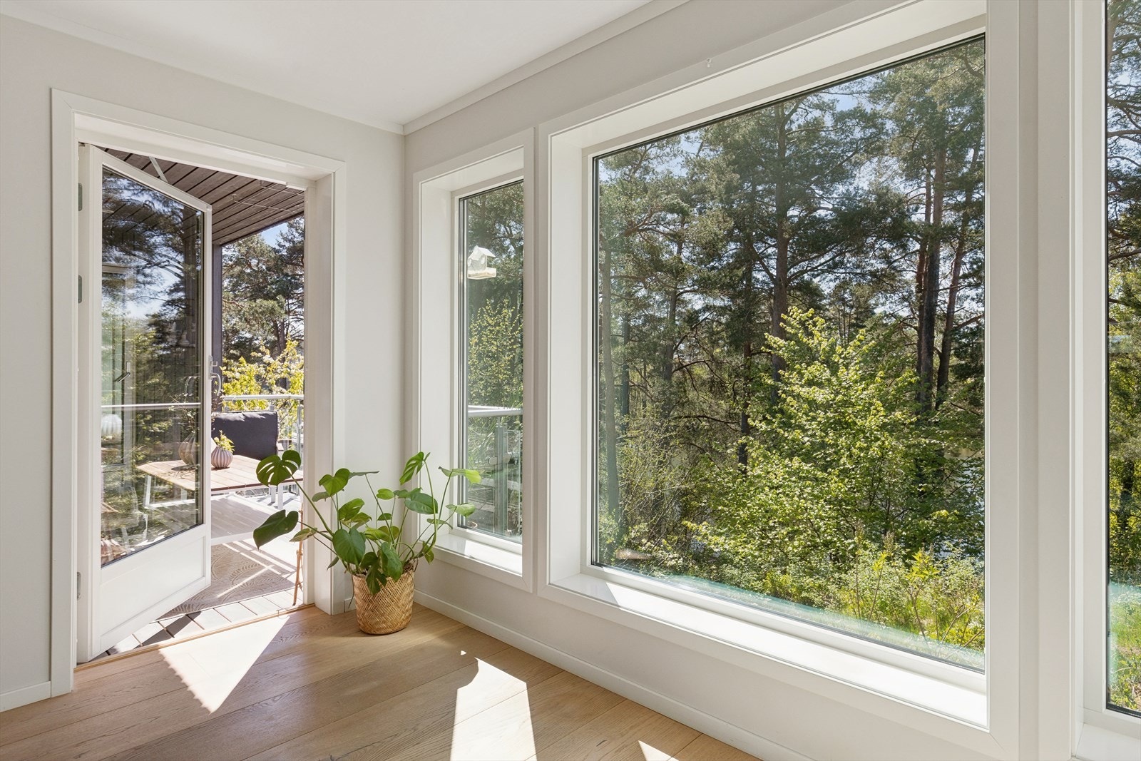Utgangen fra stuen åpner opp mot uteområdet og naturen. Galleribilde