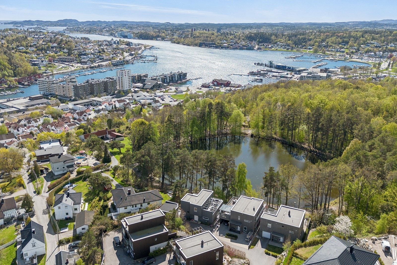 Rolige og barnevennlige omgivelser, samtidig som sentrum, tog- og busstasjon ligger kun ca. 10 minutters gange unna. Rett i nærheten finner du flotte turområder, stier og Preståsens friområde, perfekt for både trening og rekreasjon. Galleribilde