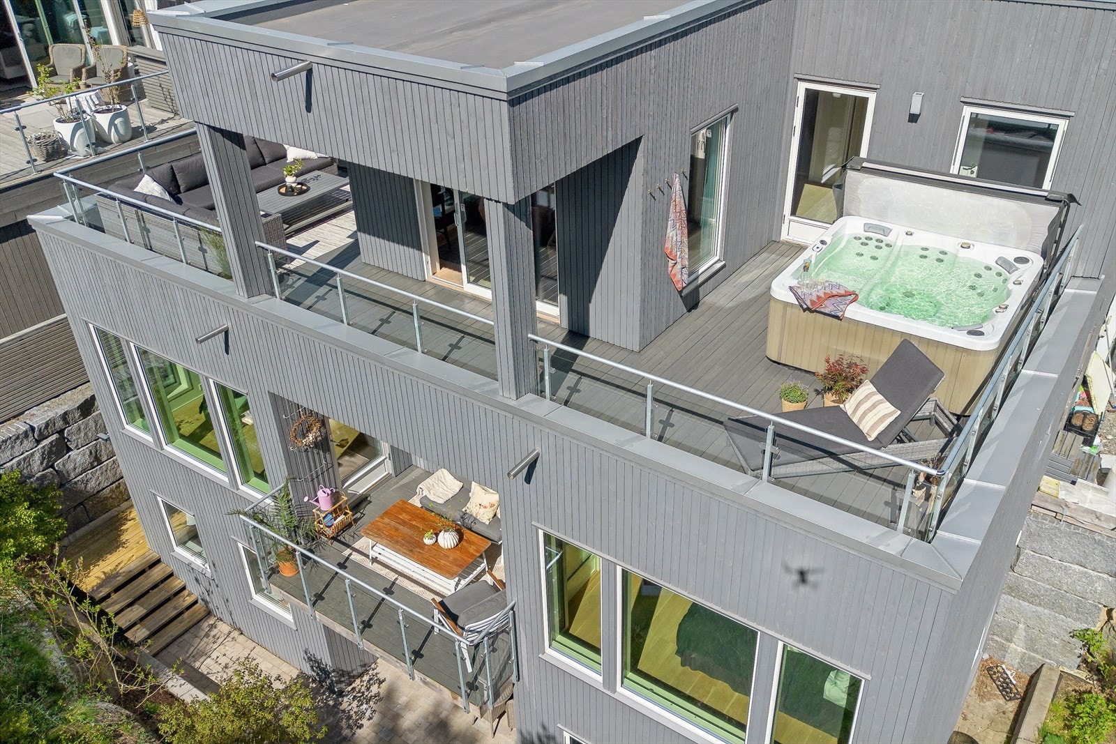Herfra er det utgang via skyvedør til den store takterrassen. Galleribilde