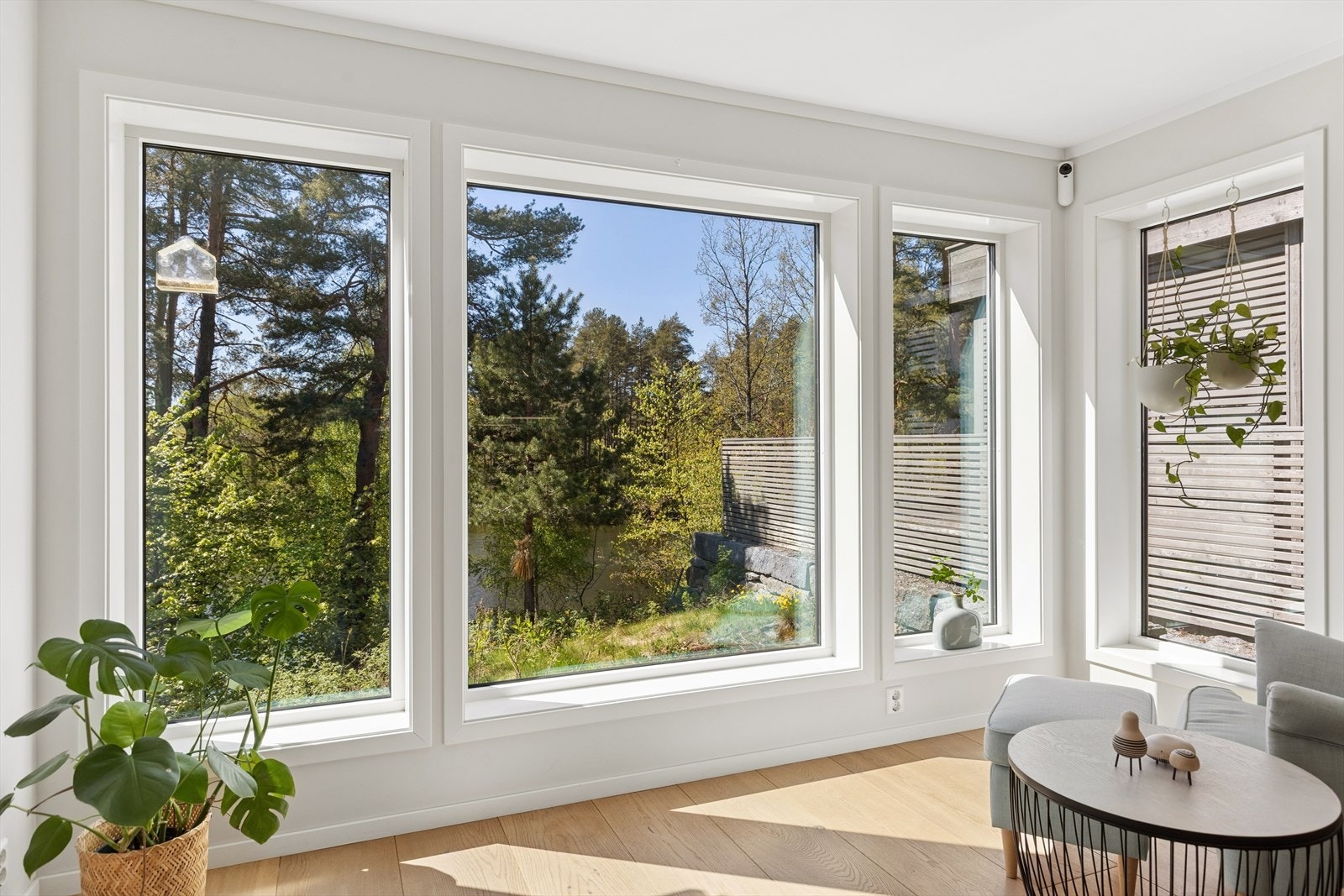 Vindusflatene rammer inn utsikten mot naturen. Galleribilde