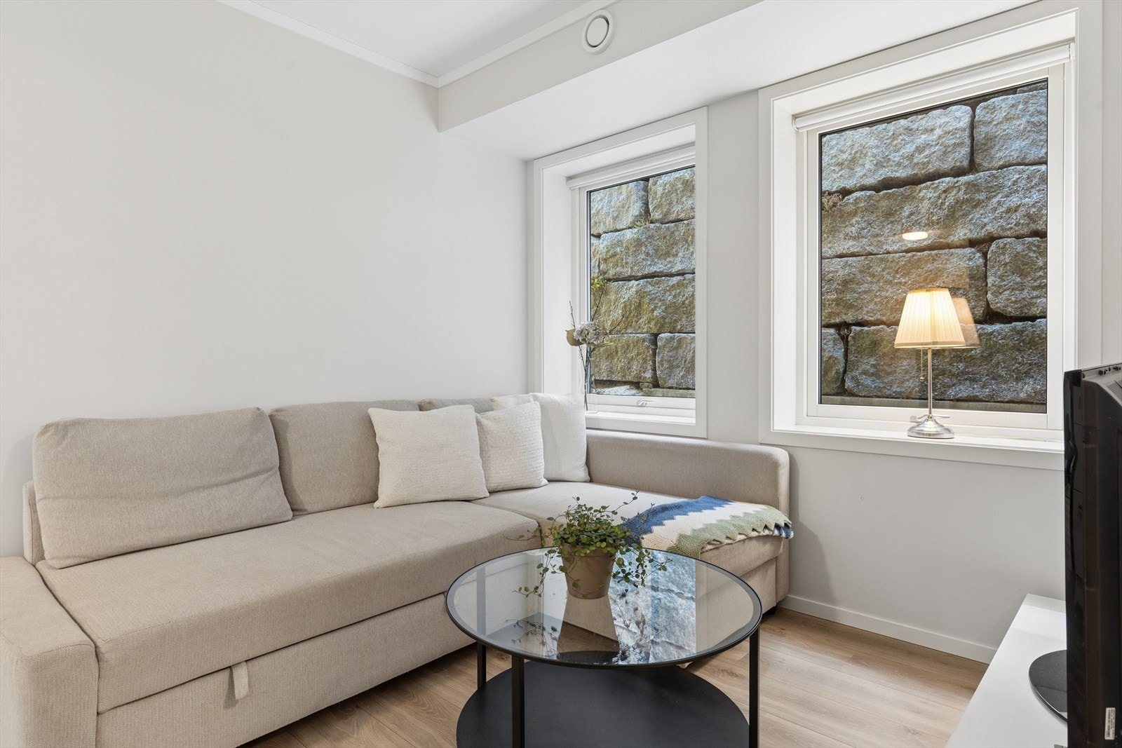 Stuen er lys og lett å møblere. Galleribilde
