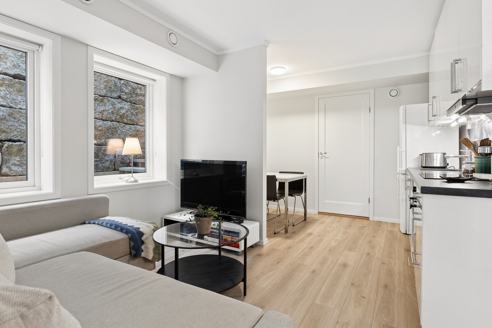 Stue med plass til sofagruppe og tv-møblement. Kjøkkenet har glatte fronter. Det er montert vannføler i benkeskap og komfyrvakt v/vifte. Kjøkkenventilator med avtrekk ut. Hvitevarer og komplett utstyrt kjøkken medfølger. Galleribilde
