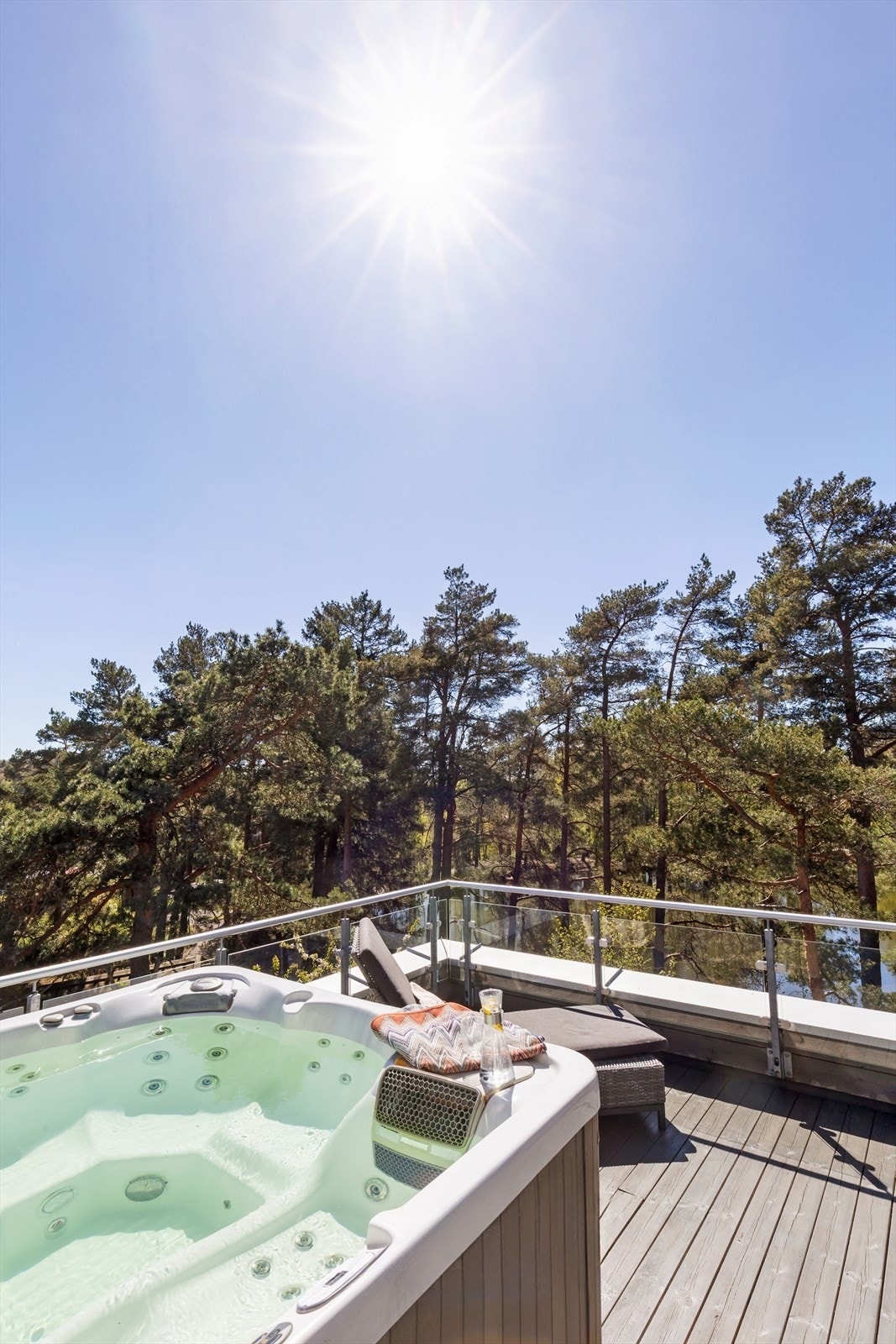 2. etasje har en imponerende takterrasse på rundt 60 m² som er et av boligens høydepunkter. Den er delt inn i flere soner, inkludert en overbygd del, en skjermet del mot øst med jacuzzi, og en stor, åpen del mot syd. Galleribilde