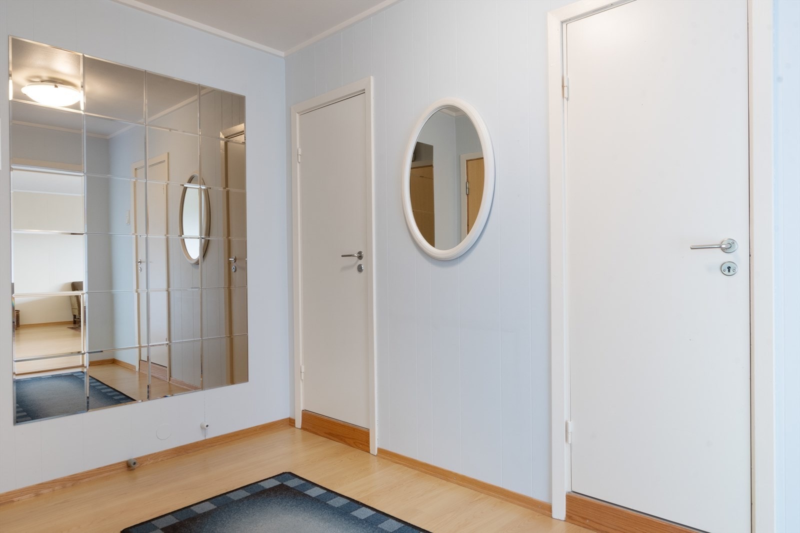 I gangen er det inngang til toalett og bad/vaskerom. Galleribilde
