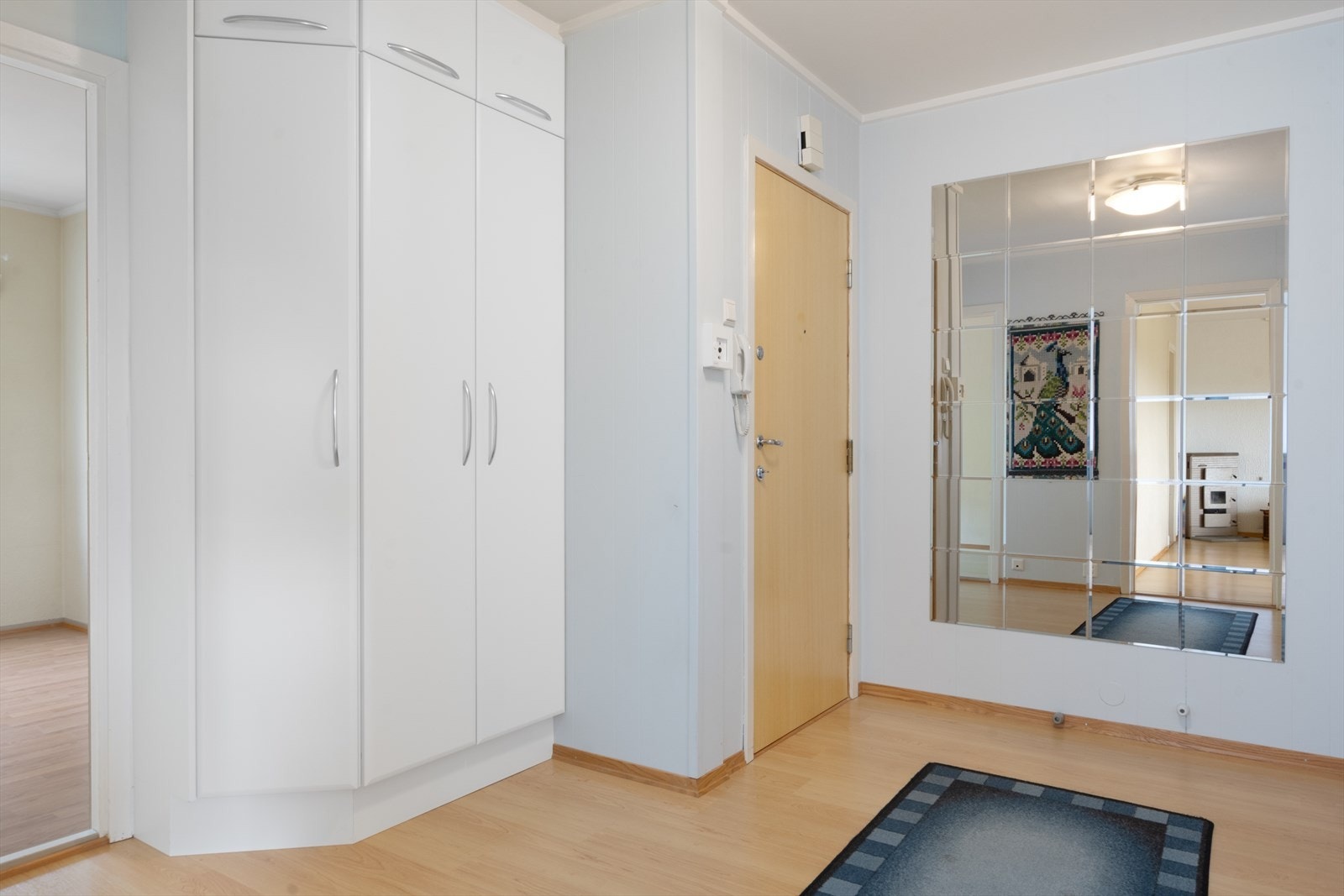 Smart skapløsning i gangen med buet hjørne - og med det store speilet i enden virker gangen kjempe stor! Galleribilde
