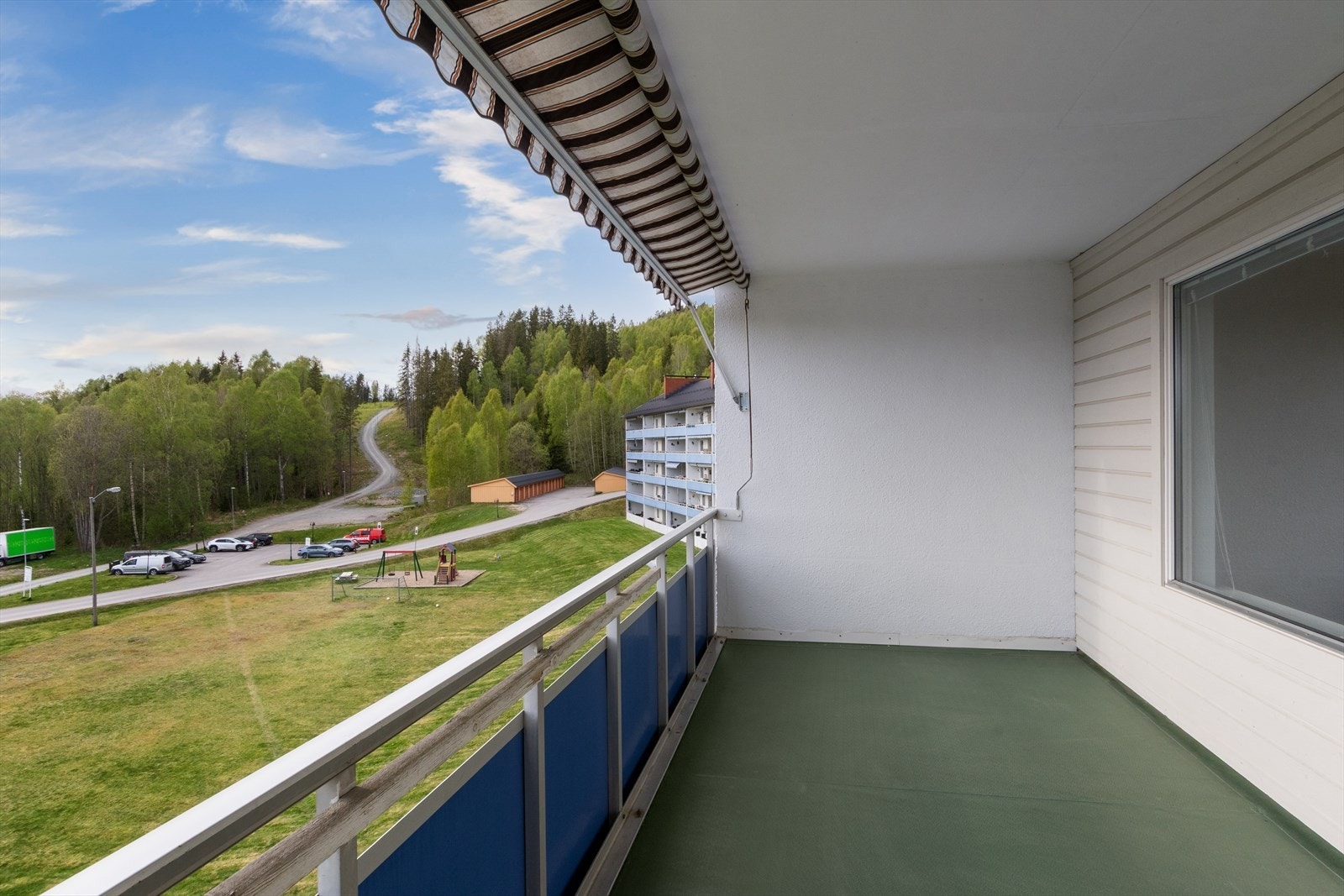 Stor terrasse med markise for de solrike dagene. Rett ved siden av blokka går du rett ut i skogen og marka. Her kan du vandre milevis på turstier! Galleribilde