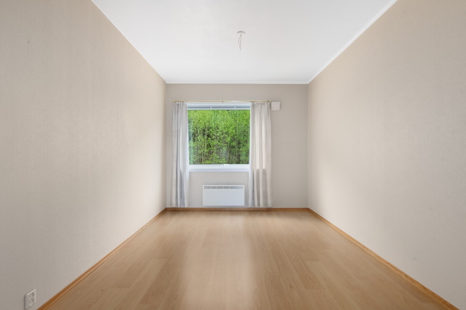 Dette er et lunt og godt soverom, og har god plass til en stor myk seng! Galleribilde