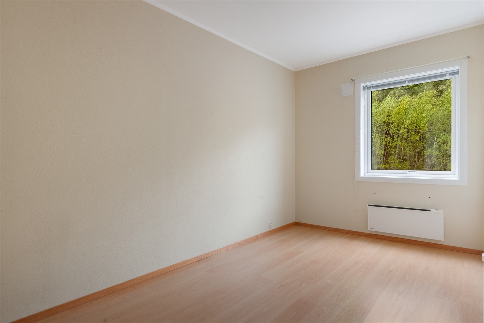 Det midterste soverommet - malt i en lun og fin beige tone. Her kan det fint bli et supert ungdomsrom eller barnerom! Galleribilde