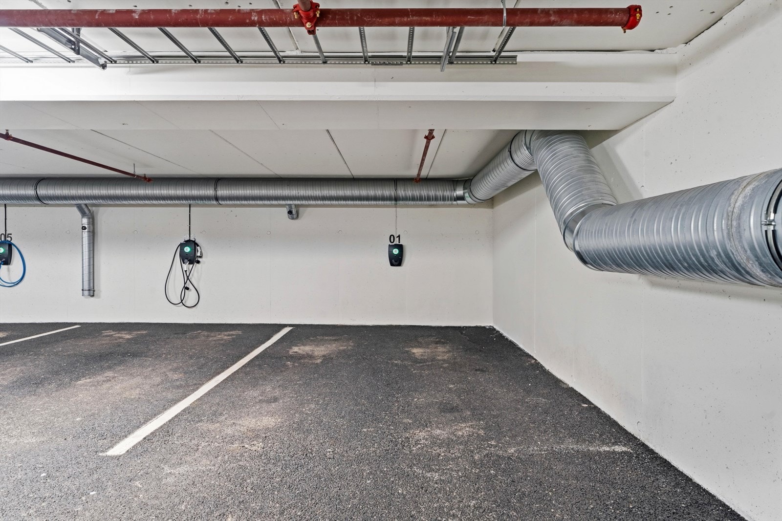 Leiligheten disponerer parkeringsplass i felles garasjeanlegg, med heisadkomst til etasjeplan. Galleribilde