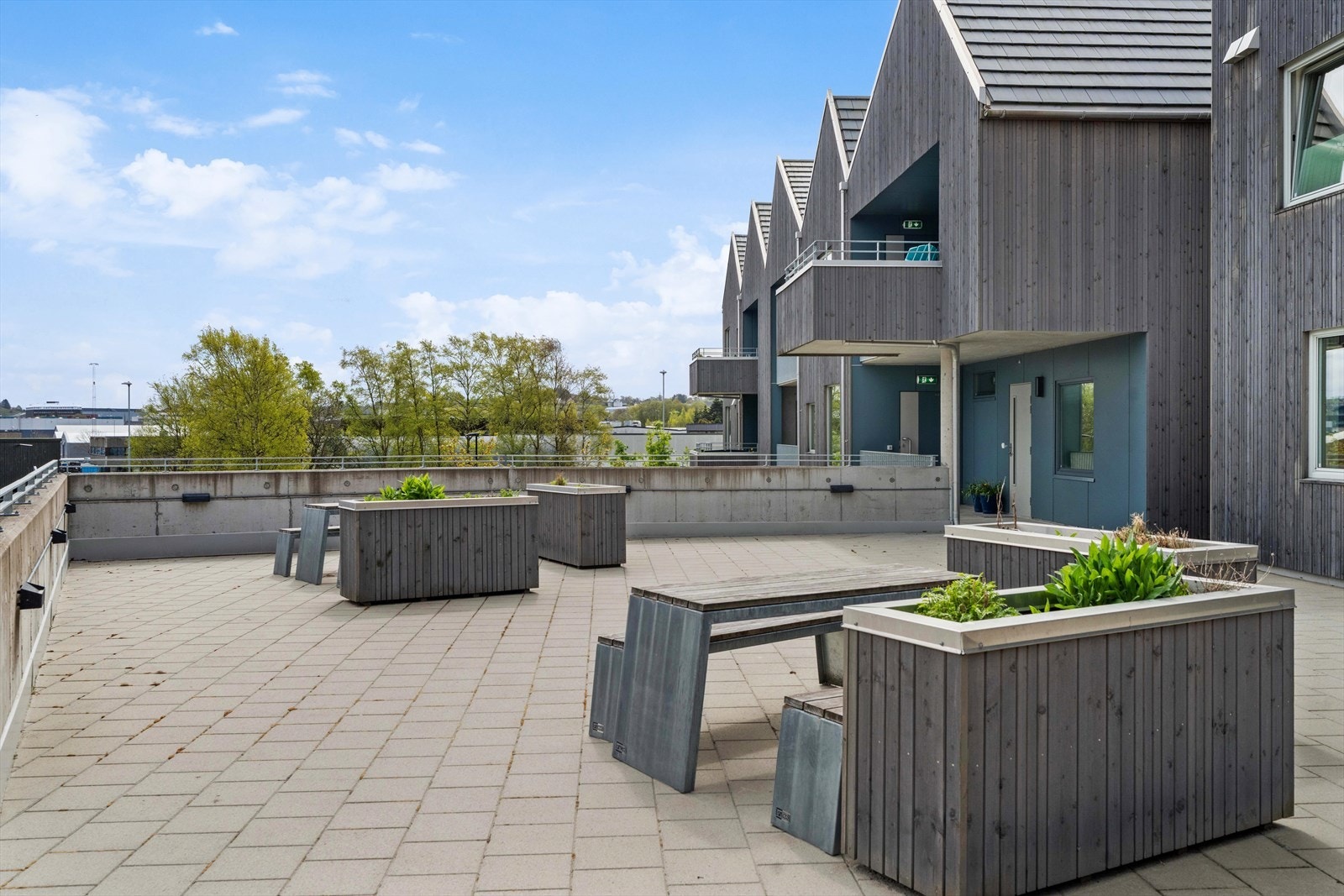 Beboerne har tilgang til fine fellesarealer, inkludert terrasse med sittegrupper. Galleribilde