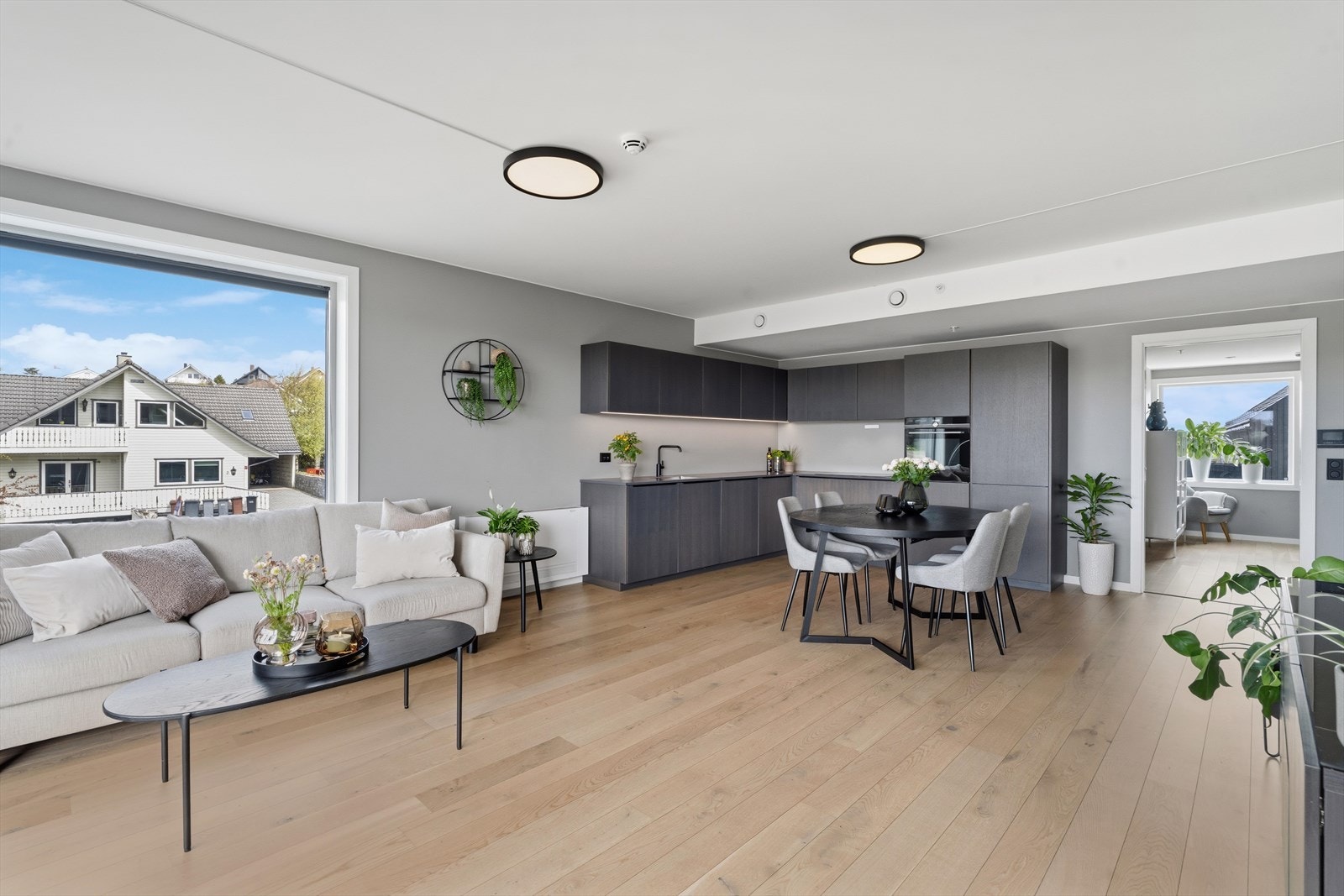 Stuen har god plass til både spisebord og en romslig sofagruppe. Galleribilde