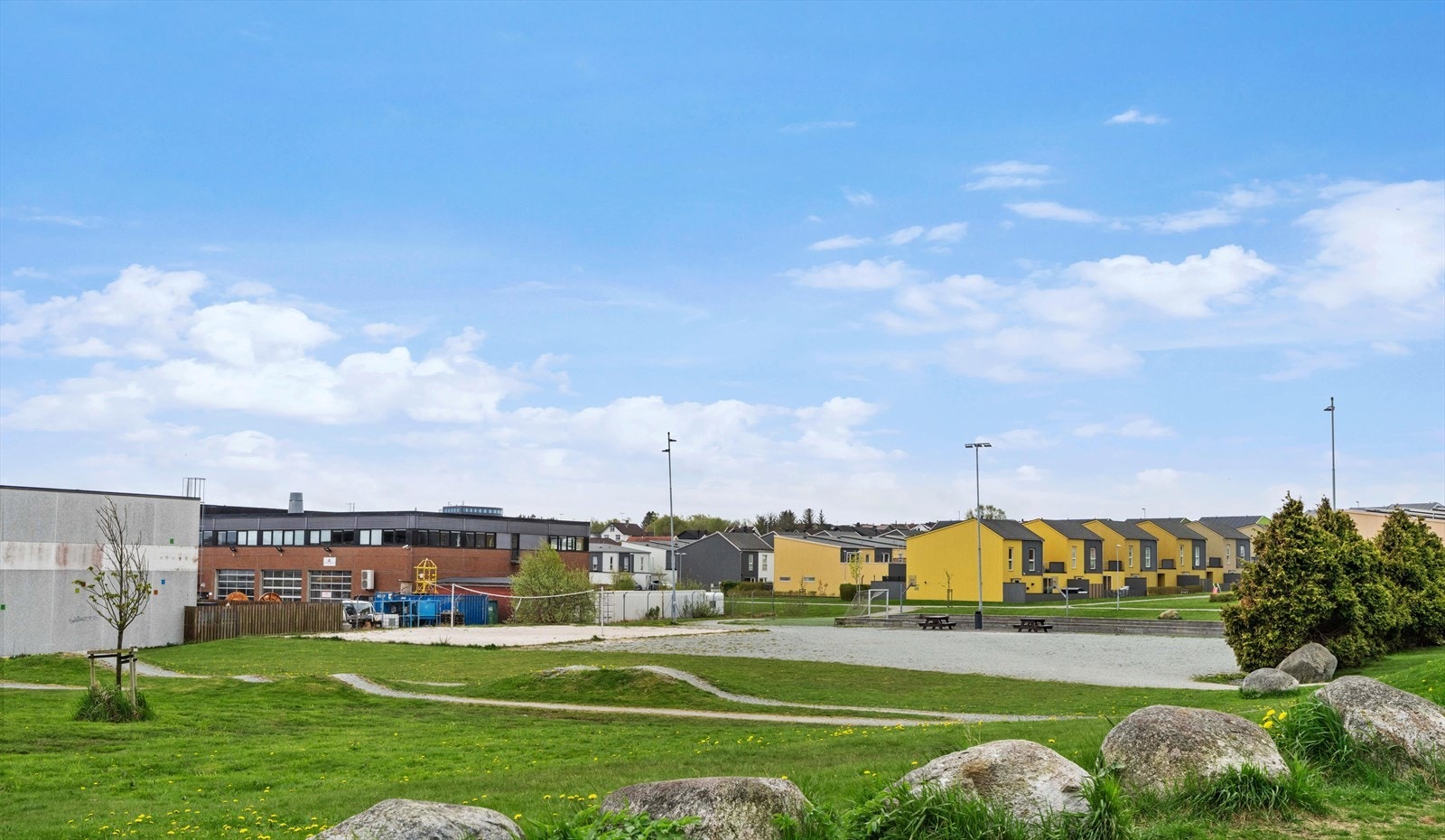 Med Grødem skole kun 1,1 km unna er det trygg og kort skolevei for barna. Galleribilde