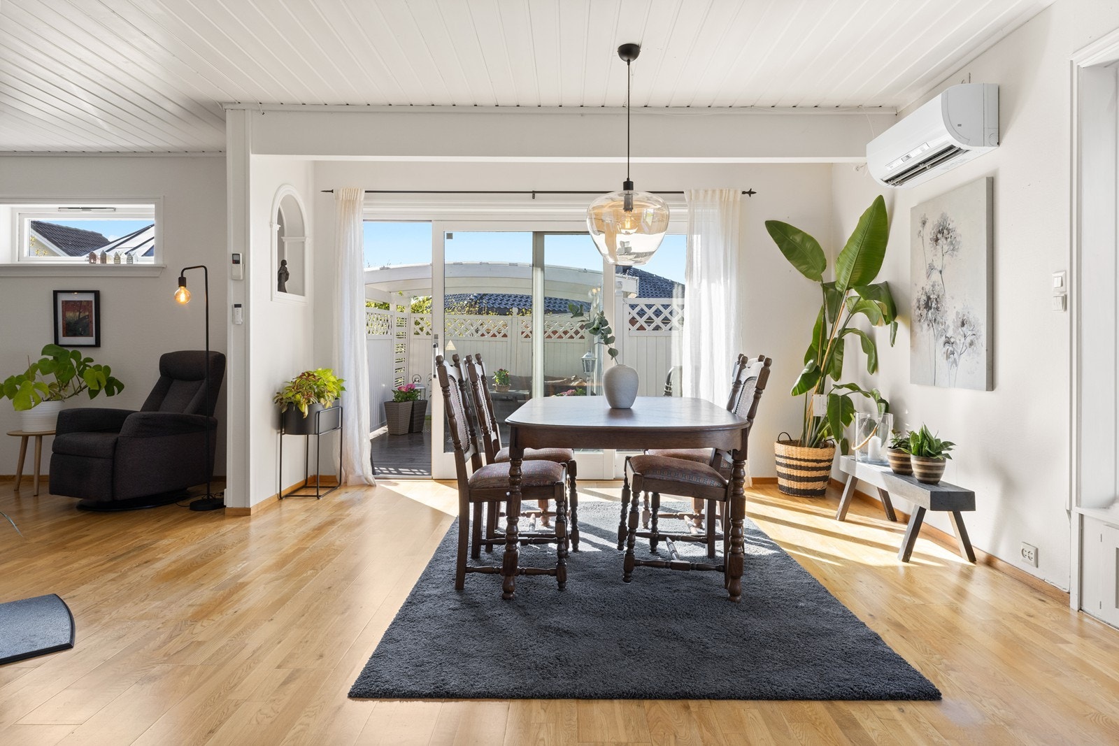 Fra stua er det skyvedør ut til den skjermede terrassen og hagen. Galleribilde