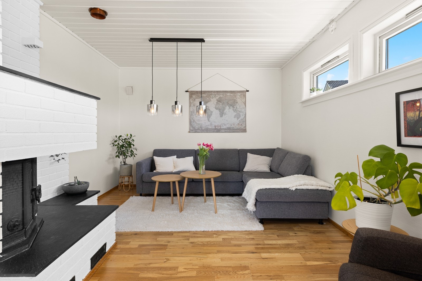 Dette er fra stua. Den har lyse tak og vegger, samt parkett på gulvet. Galleribilde