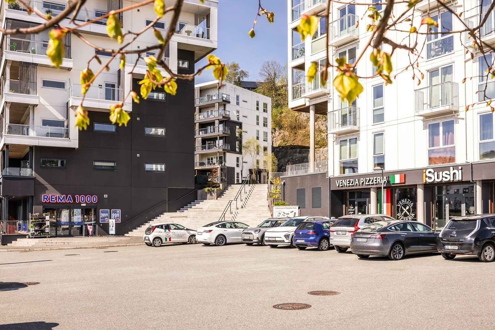 Området byr på flere butikker som Rema 1000, Bunnpris og Kiwi, sushi og pizzarestaurant. Galleribilde