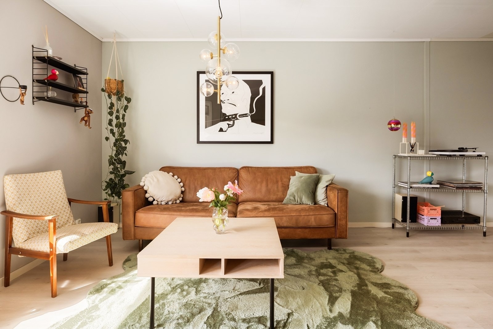 Mye veggplass som gjør stuen lett å innrede. Galleribilde