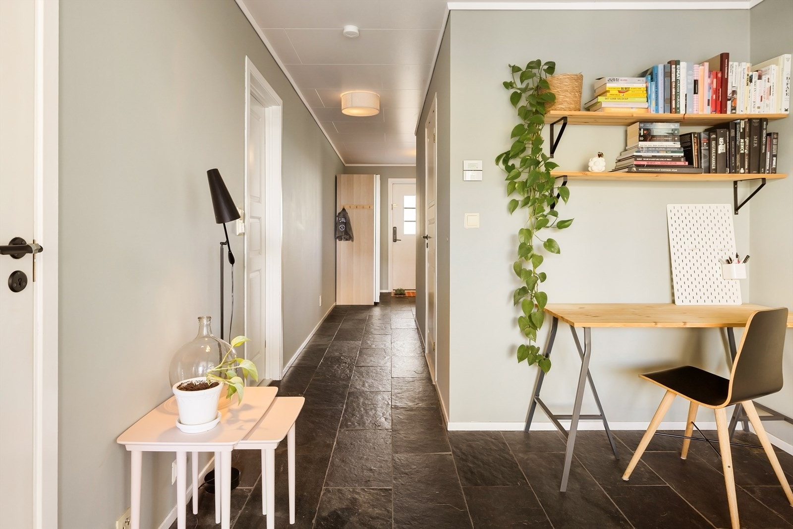 Innholdsrik etasje med vannbåren gulvvarme i alle rom. Galleribilde