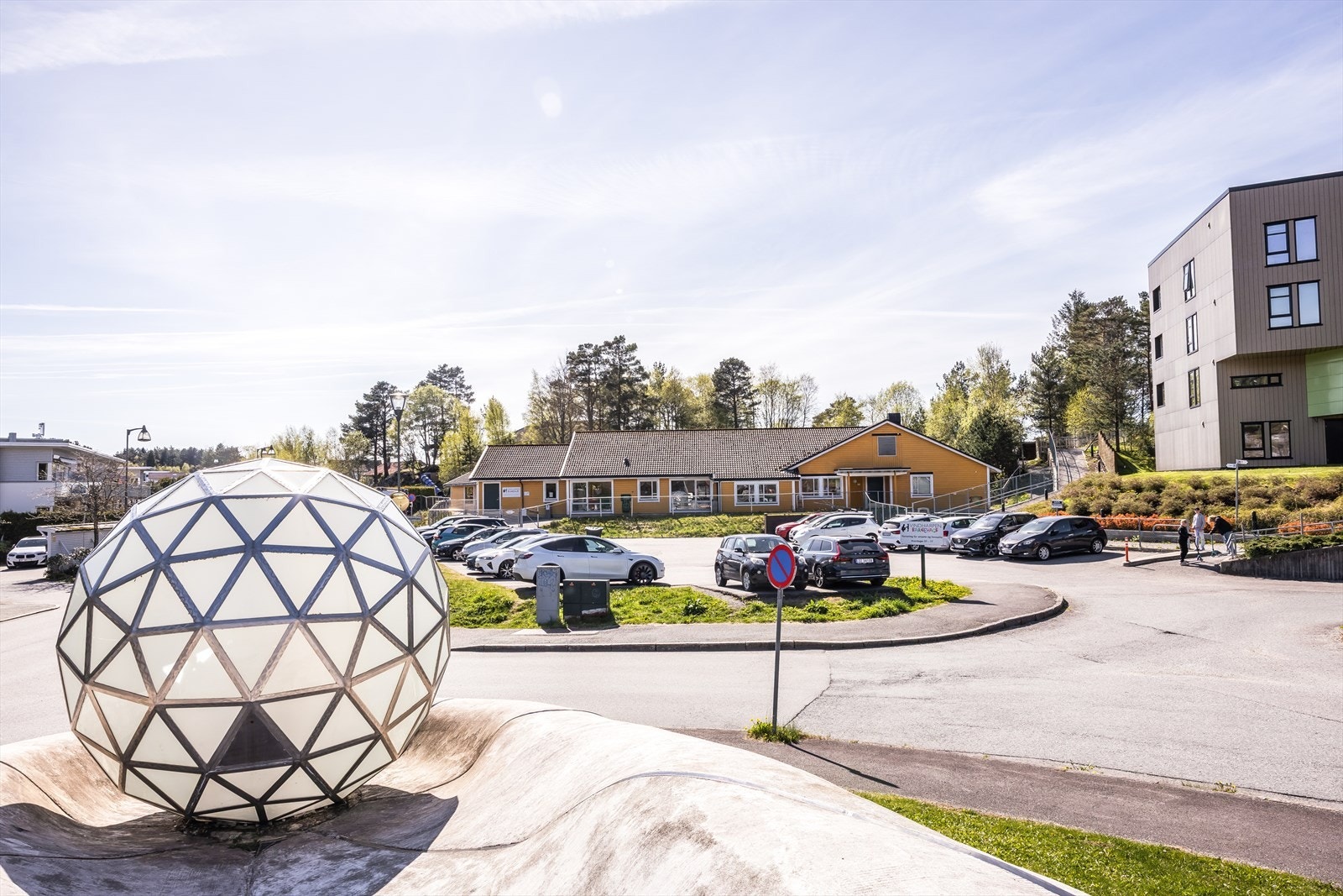 Området kan blant annet skilte med flere barnehager, skole, idrettshall, butikker og bybane. Galleribilde