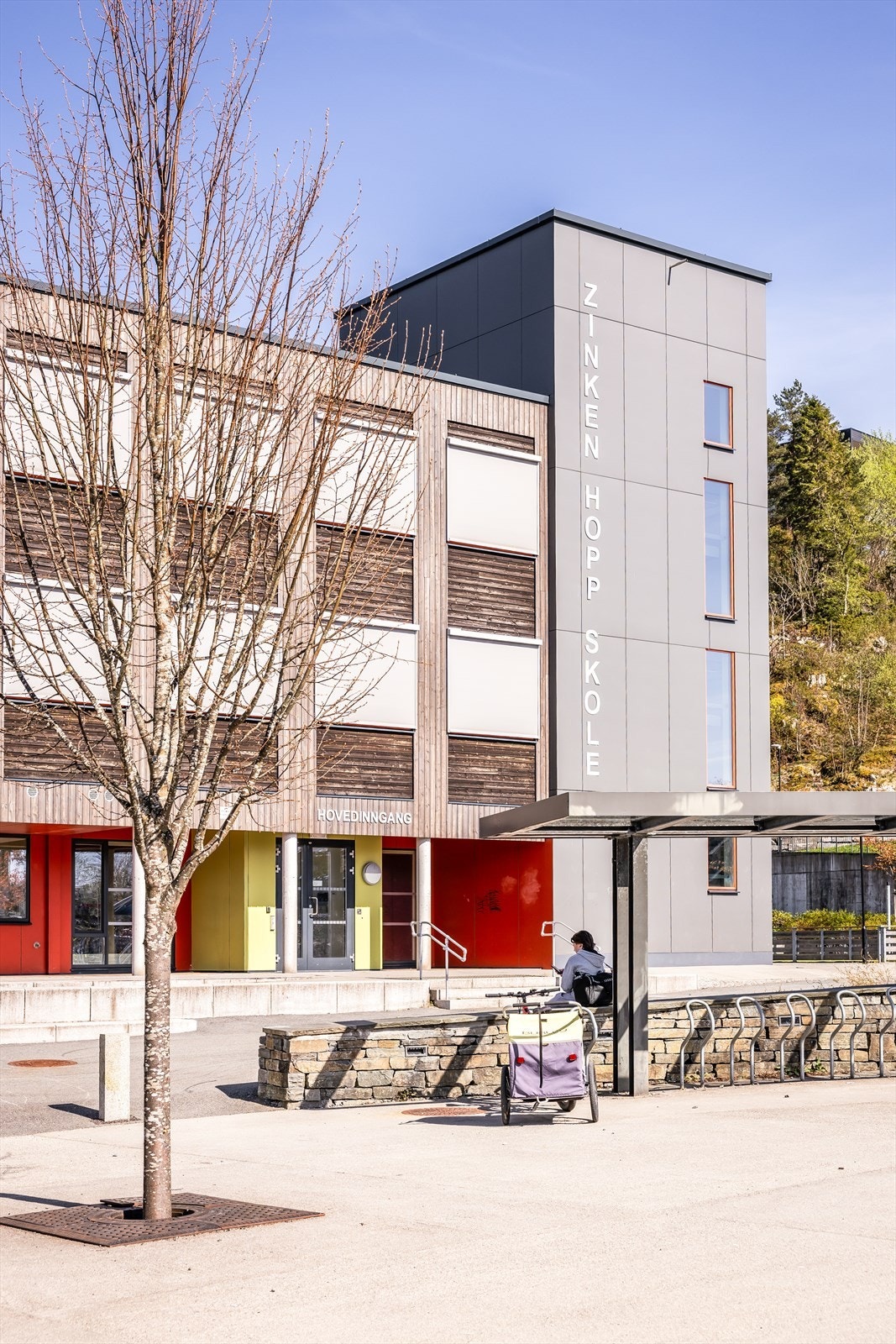 Zinken Hopp skole og idrettshall en kort gåtur unna boligen. Galleribilde