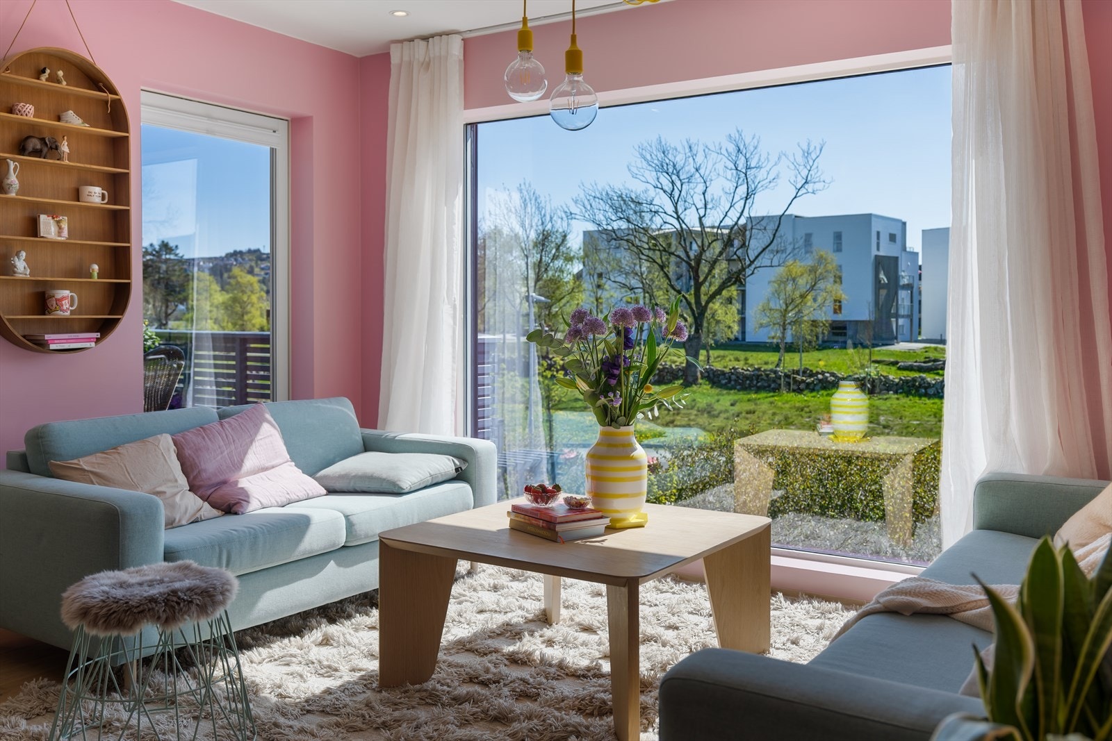 Fra stuen er det direkte utgang til altan via en skyvedør i malt tre. Galleribilde