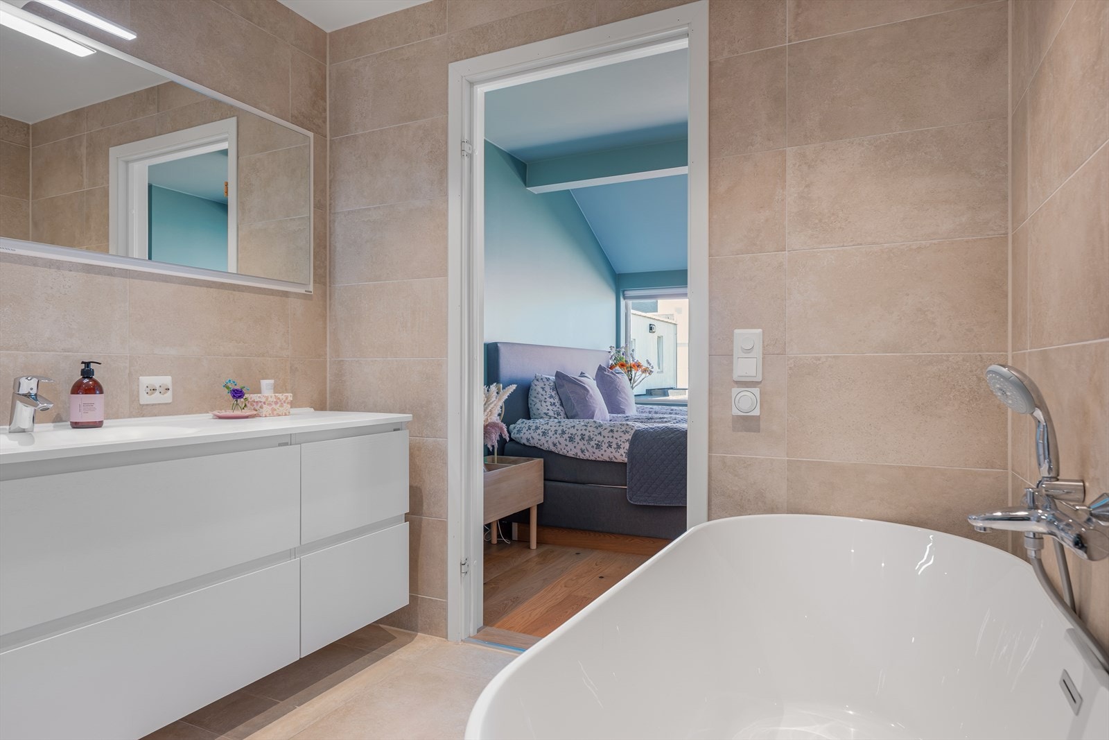 Badet har oppgradert innredning og 60x60 fliser på gulv og vegger. Galleribilde