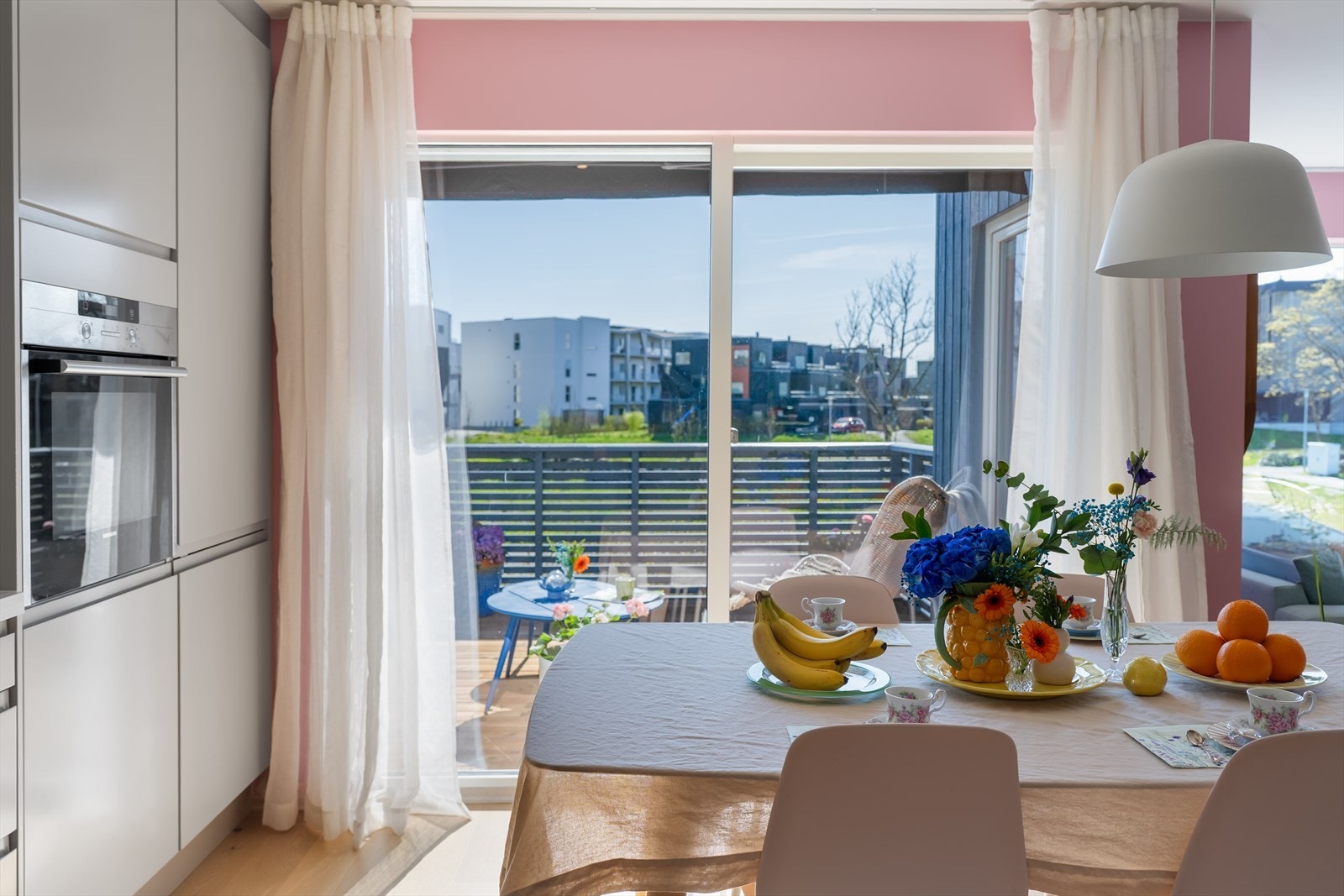 Spiseplassen er praktisk plassert med direkte utgang til altanen. Galleribilde