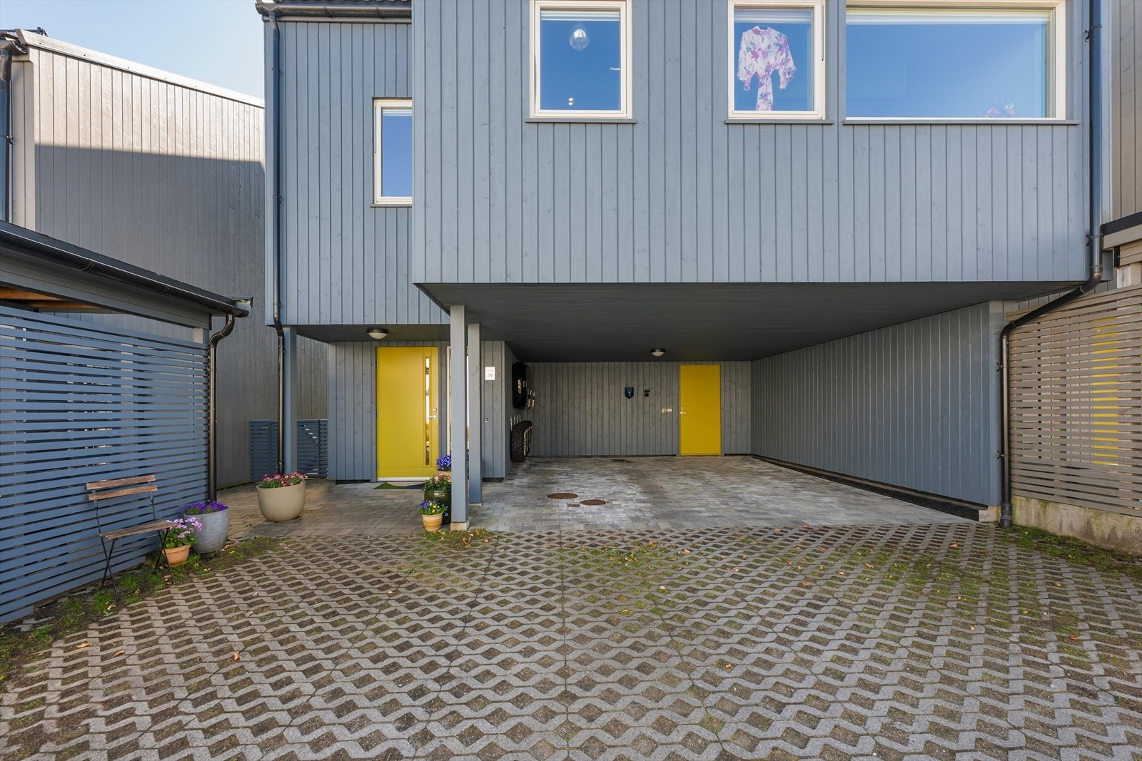 I tillegg til carporten er det plass til ytterligere tre biler på egen tomt. Det er også egen praktisk sykkelbod. Galleribilde