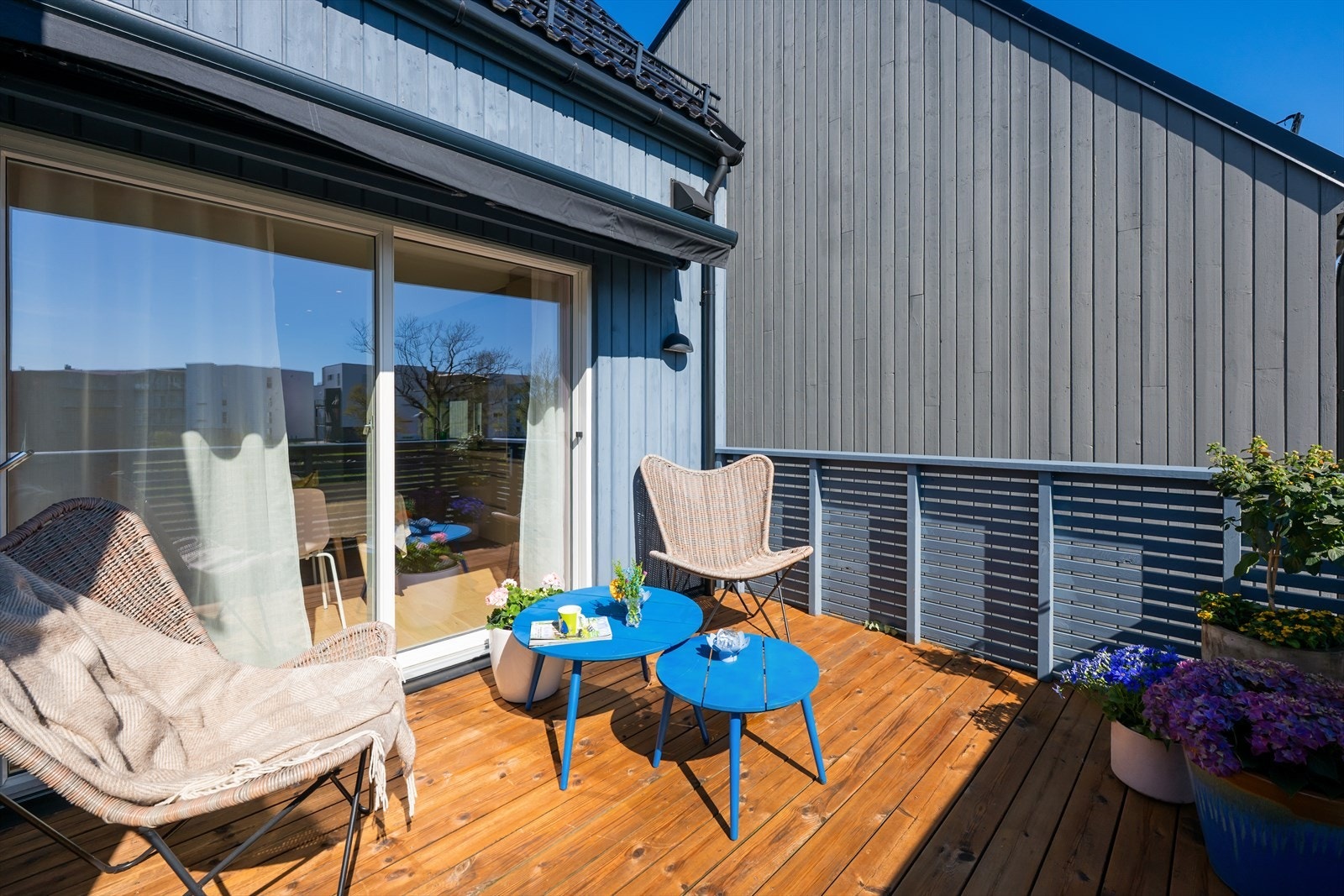 Altanen i andre etasje er på ca. 10 m² og har utgang fra stuen. Galleribilde