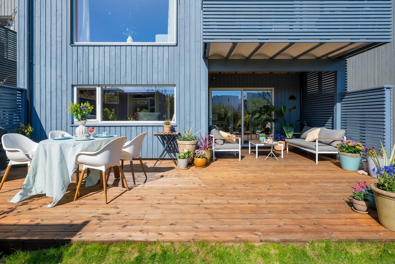 En romslig terrasse med god plass til både spisebord og loungegruppe. Galleribilde
