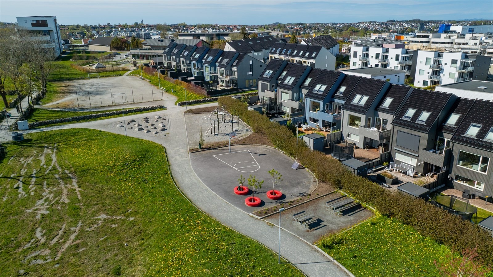 Sørbø skole for 1.-7. klasse ligger en 12 minutters spasertur fra boligen. Galleribilde