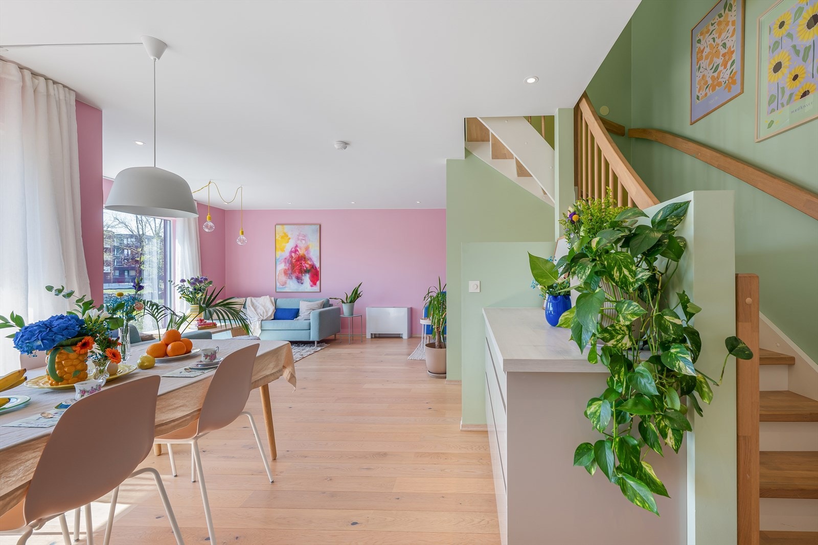 Den malte tretrappen med lakkerte trinn og trespiler binder etasjene elegant sammen. Galleribilde