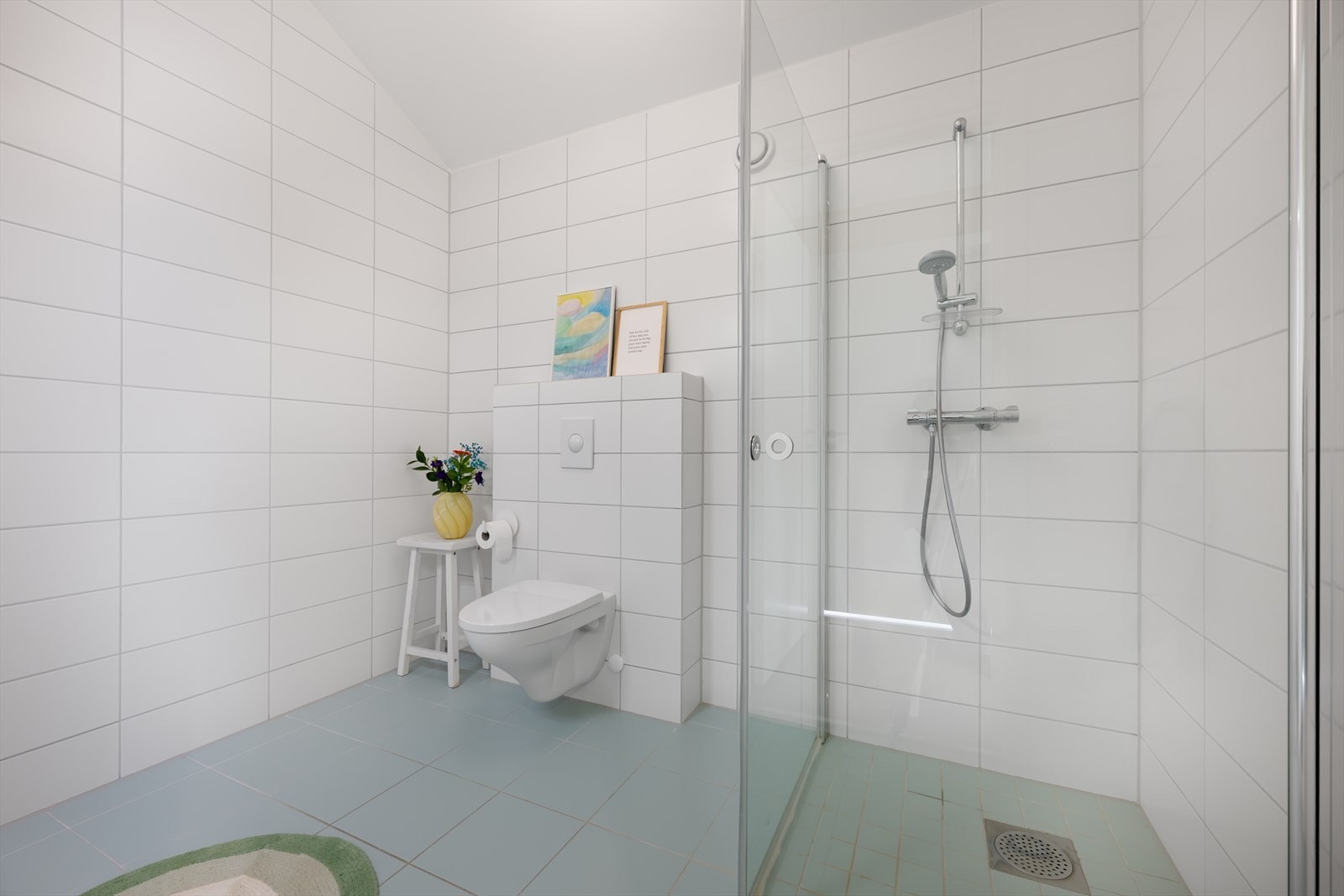 Badet i tredje etasje er flislagt og har vannbåren gulvvarme. Galleribilde