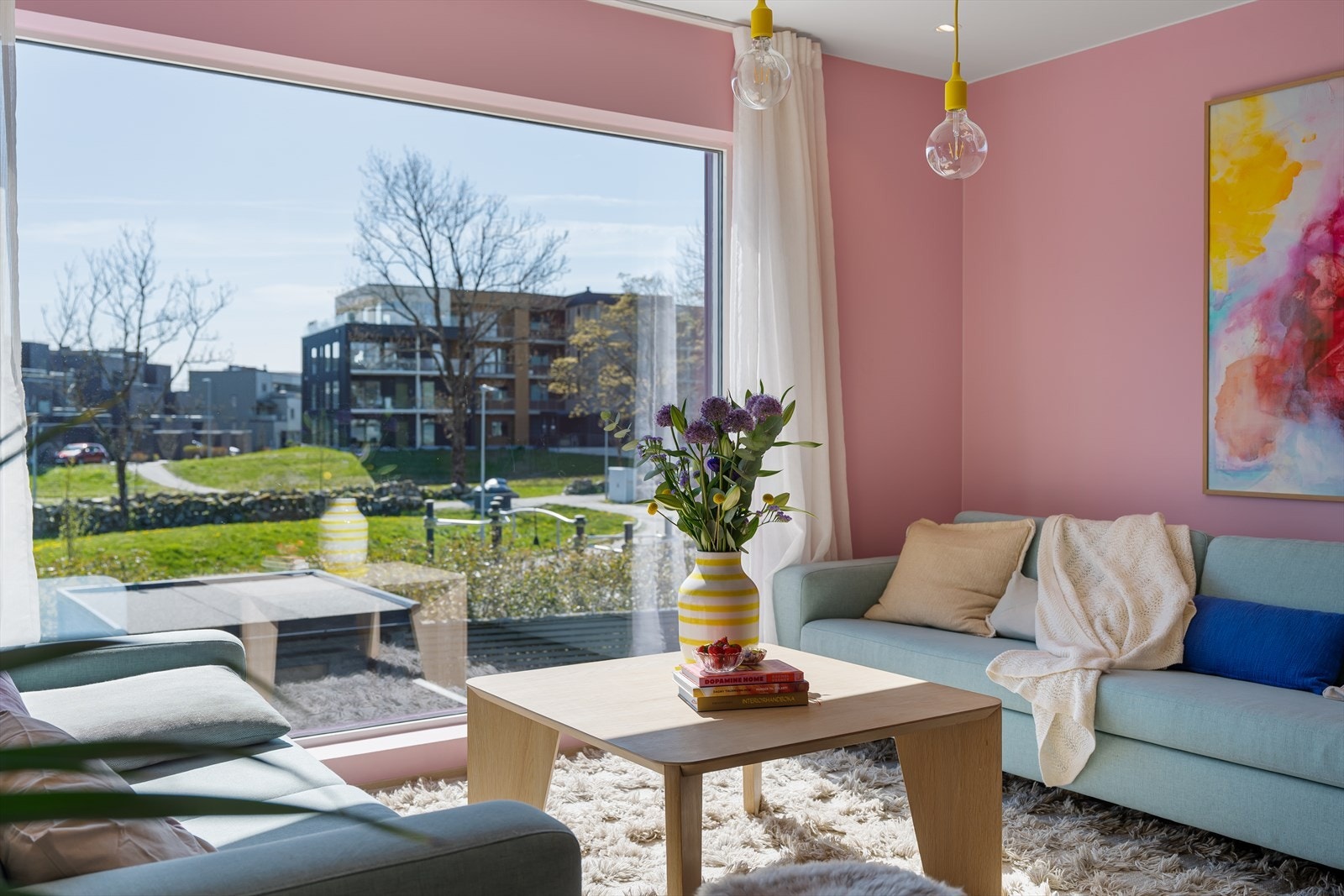 Alle vinduer er utstyrt med Duette plisségardiner for effektiv solskjerming, og stuen har i tillegg utvendig zip-screen. Galleribilde
