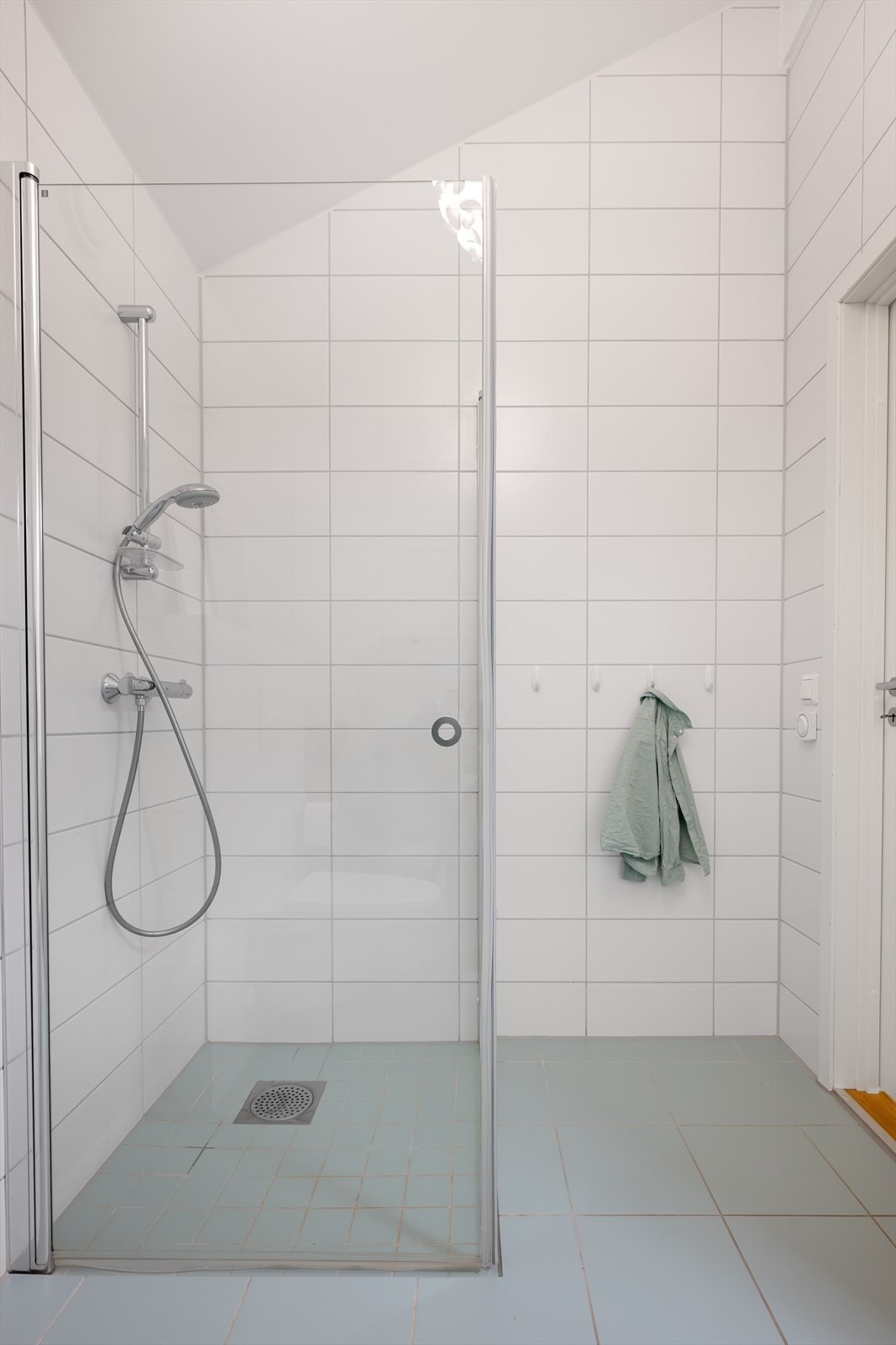 Dusjhjørne med glassdører og balansert ventilasjon. Galleribilde
