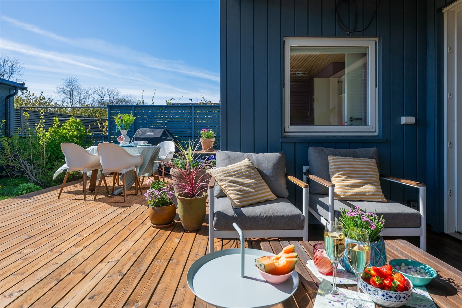En usjenert og solrik uteplass med plass til både avslapning og måltider. Galleribilde