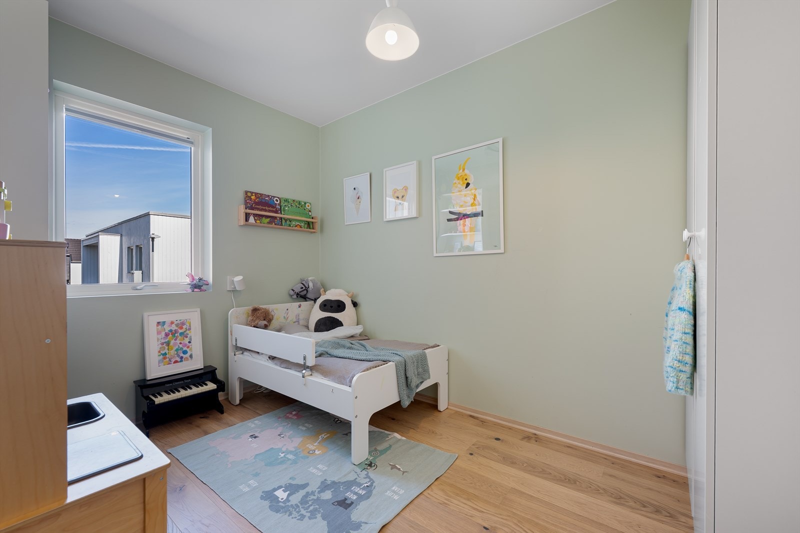 Det tredje soverommet i andre etasje, ideelt som barnerom eller kontor. Galleribilde