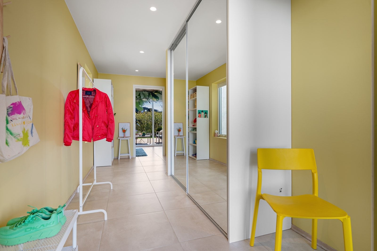 Skyvedørsgarderobe med speilfronter gir rikelig med oppbevaringsplass for yttertøy. Galleribilde