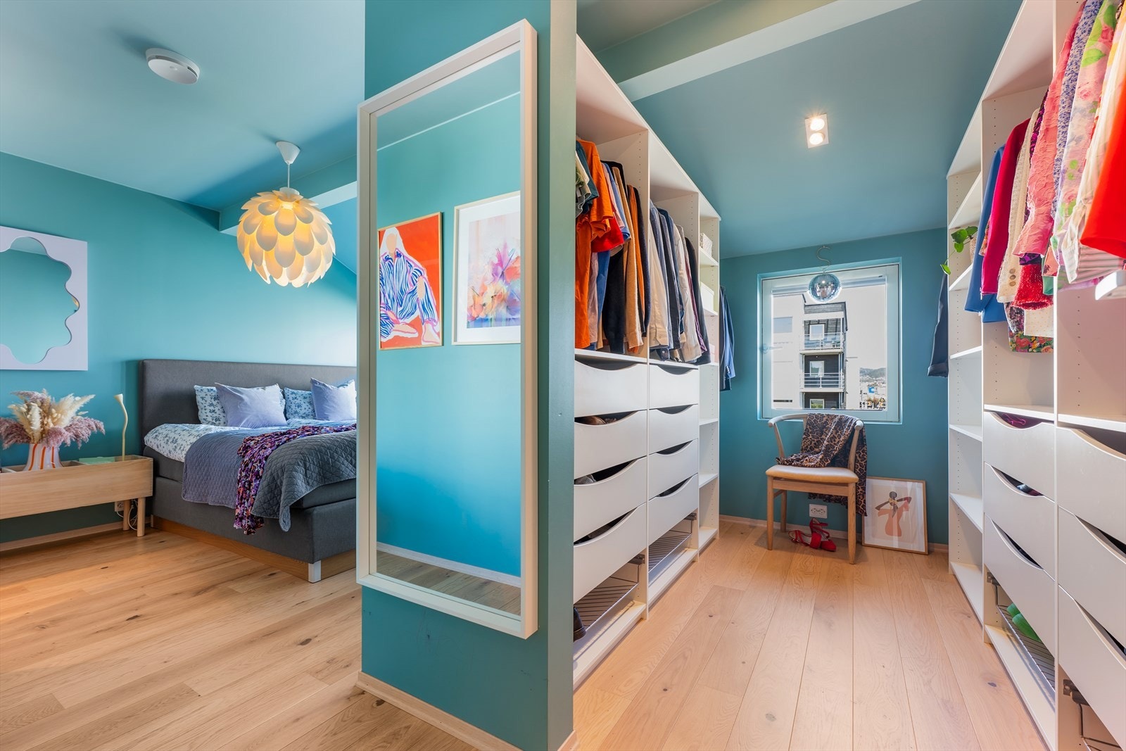 Praktisk walk-in-garderobe i tilknytning til hovedsoverommet, levert som et tilvalg ved bygging. Galleribilde
