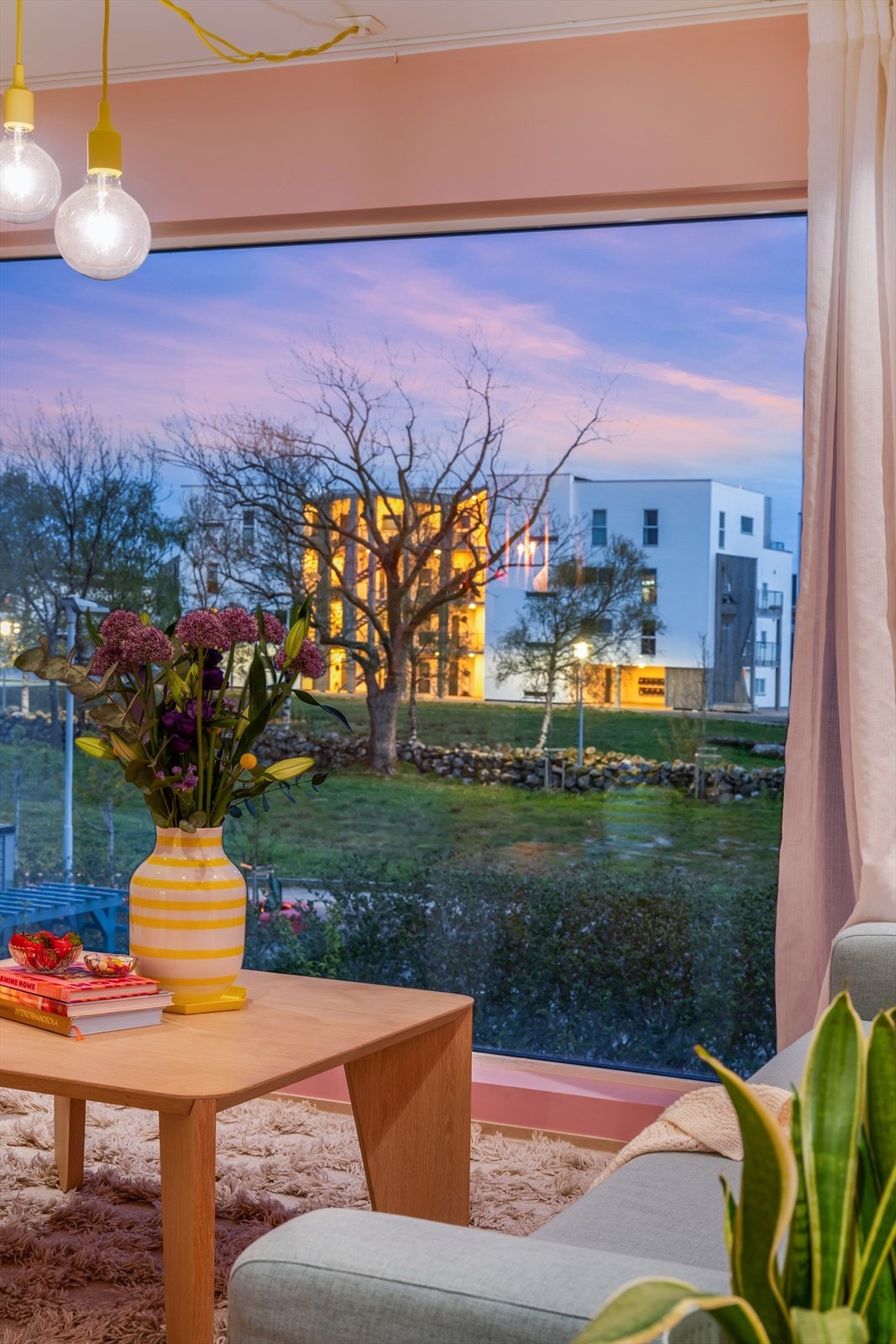 Stuen er et lunt og hyggelig samlingspunkt, også på kveldstid. Galleribilde