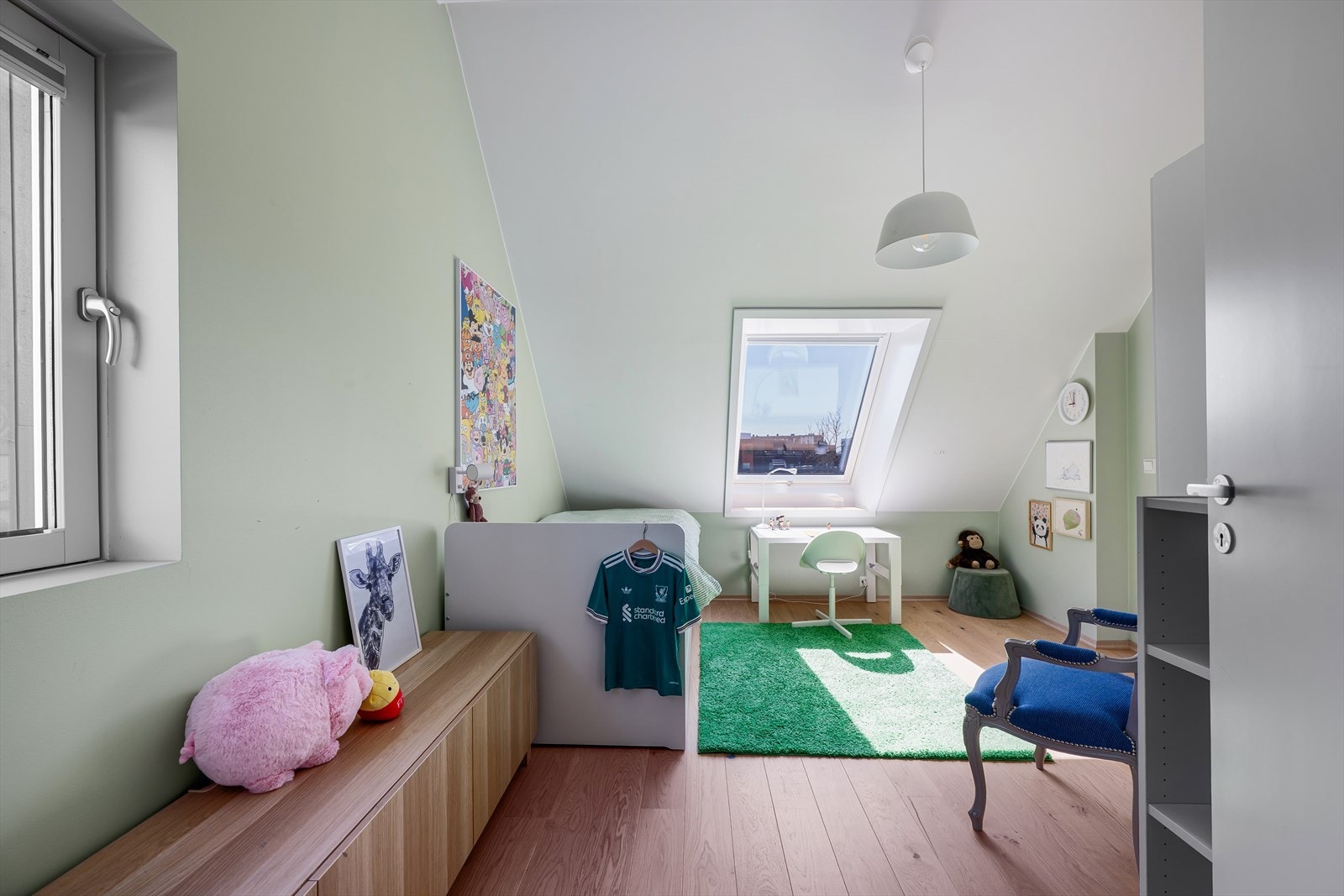 Skråtaket gir rommene en hyggelig og spennende karakter. Galleribilde