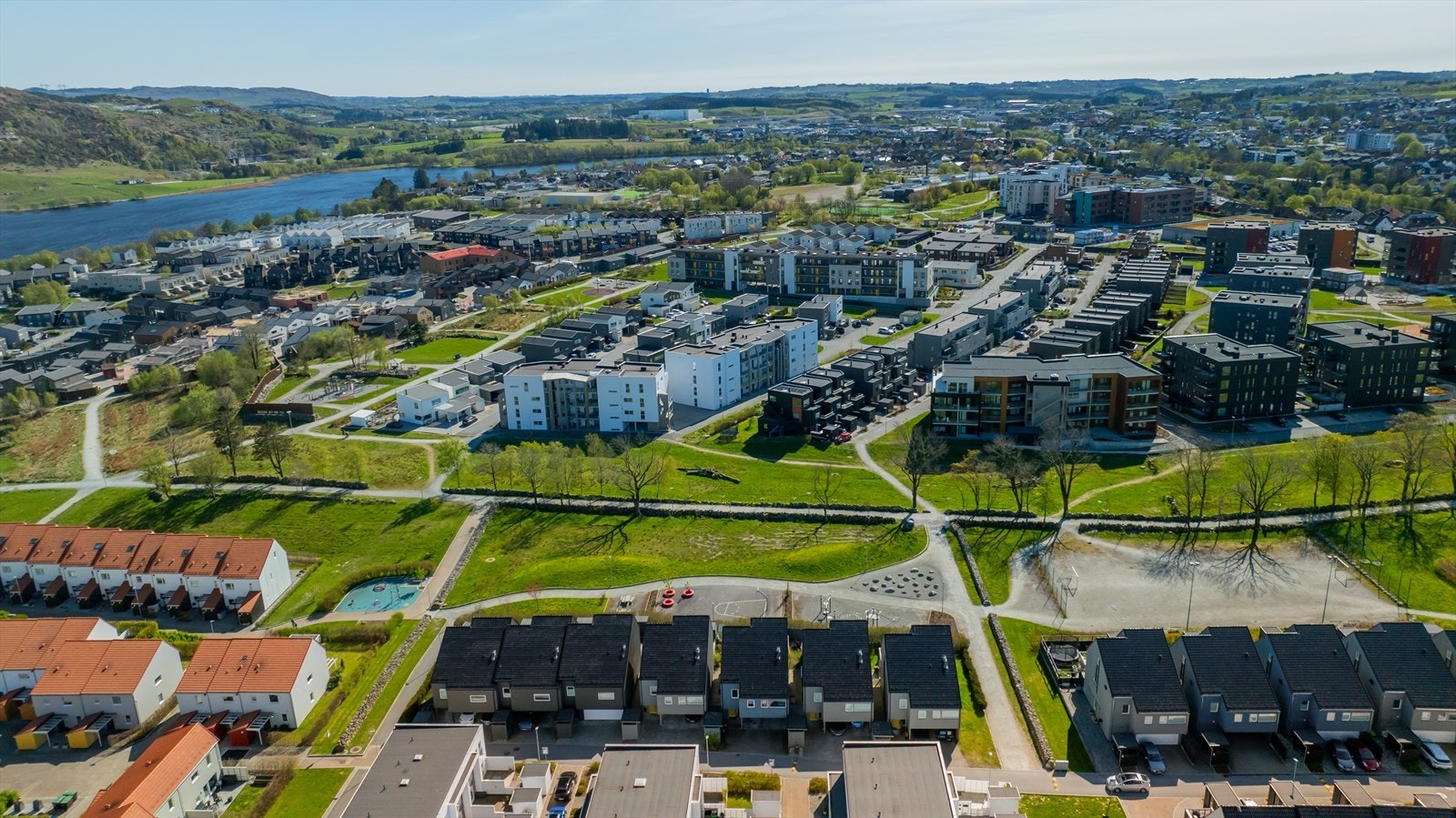 Oversikt over nærområdet med nærhet til både natur og bymessige fasiliteter. Galleribilde