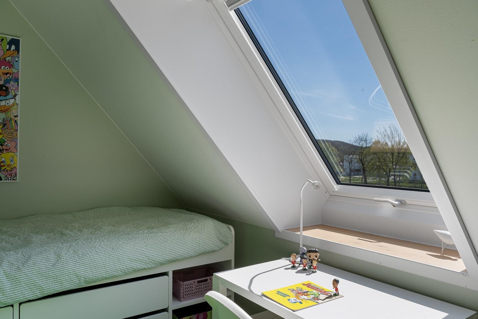 En perfekt plass for skrivepult under takvinduet. Galleribilde