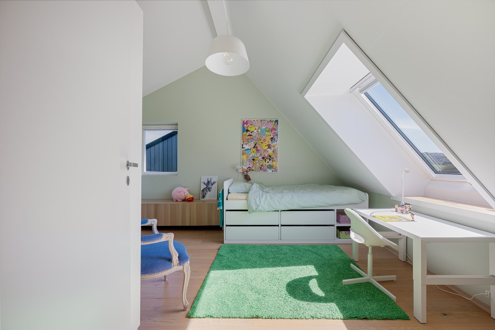 Soverom i tredje etasje med takvindu som gir godt med dagslys. Galleribilde