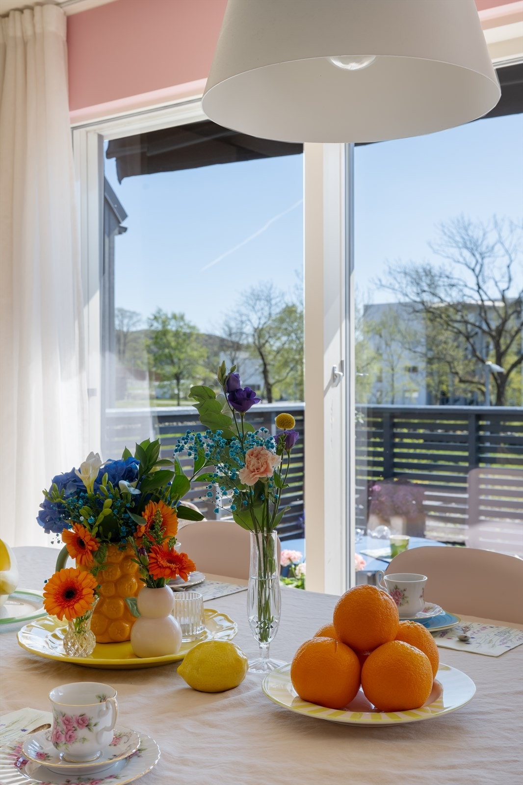 Fra spisebordet har man god oversikt og direkte tilknytning til altanen. Galleribilde