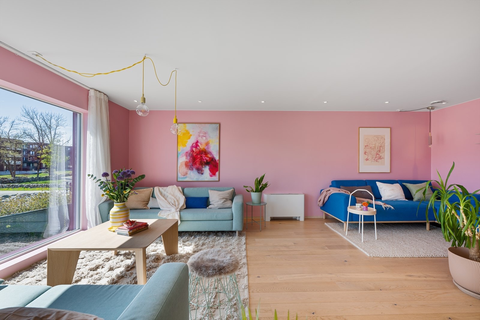 Romslig stue med god plass til både sofagruppe og en ekstra sittegruppe eller lesekrok. Galleribilde