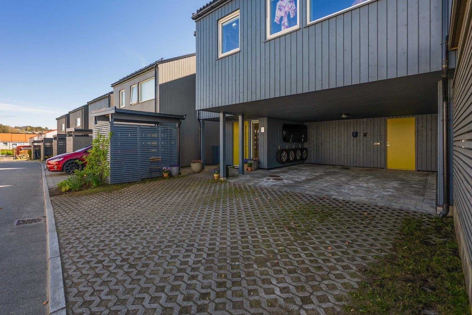 Boligen har sykkelbod og en romslig carport med plass til to biler, samt elbillader. Galleribilde