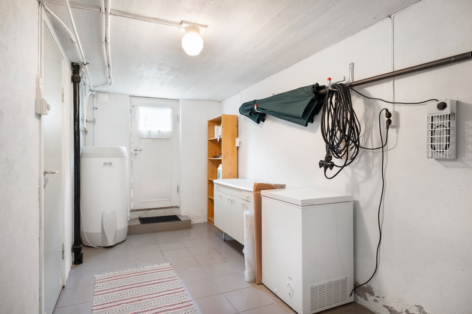 Rommet har vannledninger med rør-i-rør-system og en varmtvannsbereder fra 2018. Galleribilde