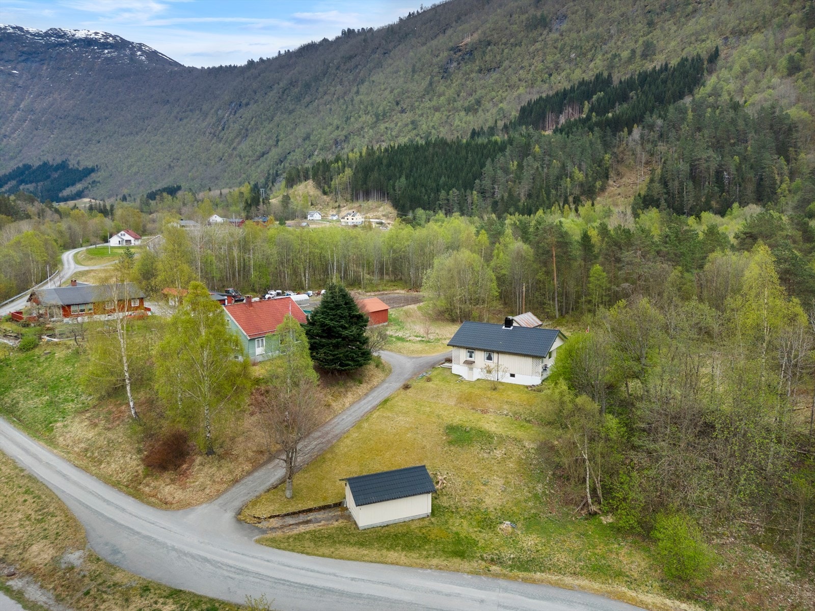 Tomten er skrånende mot veien og gir rom for ulike uteaktiviteter. Galleribilde