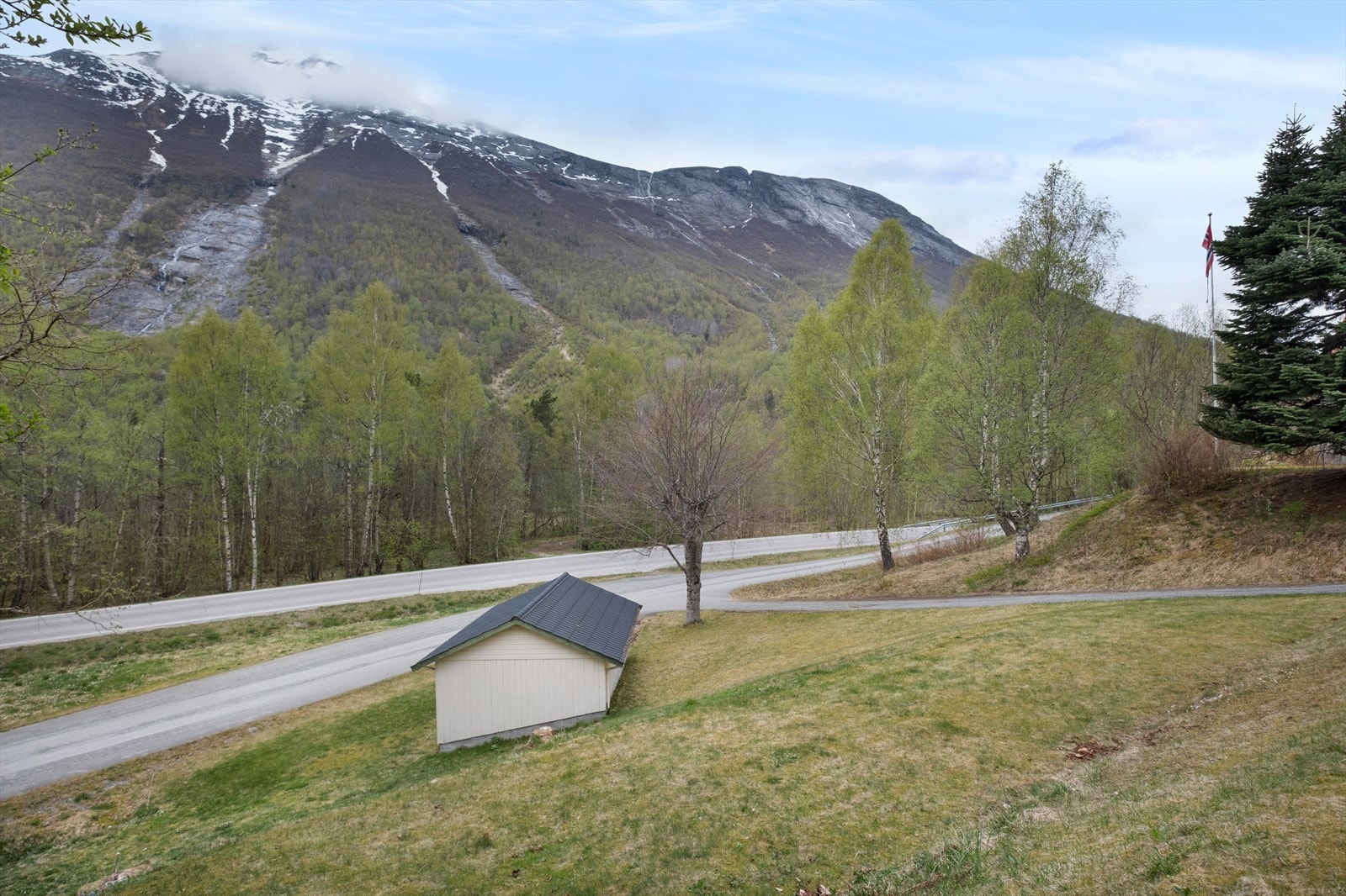 Hagen har to modne frukttrær og en romslig plen. Galleribilde