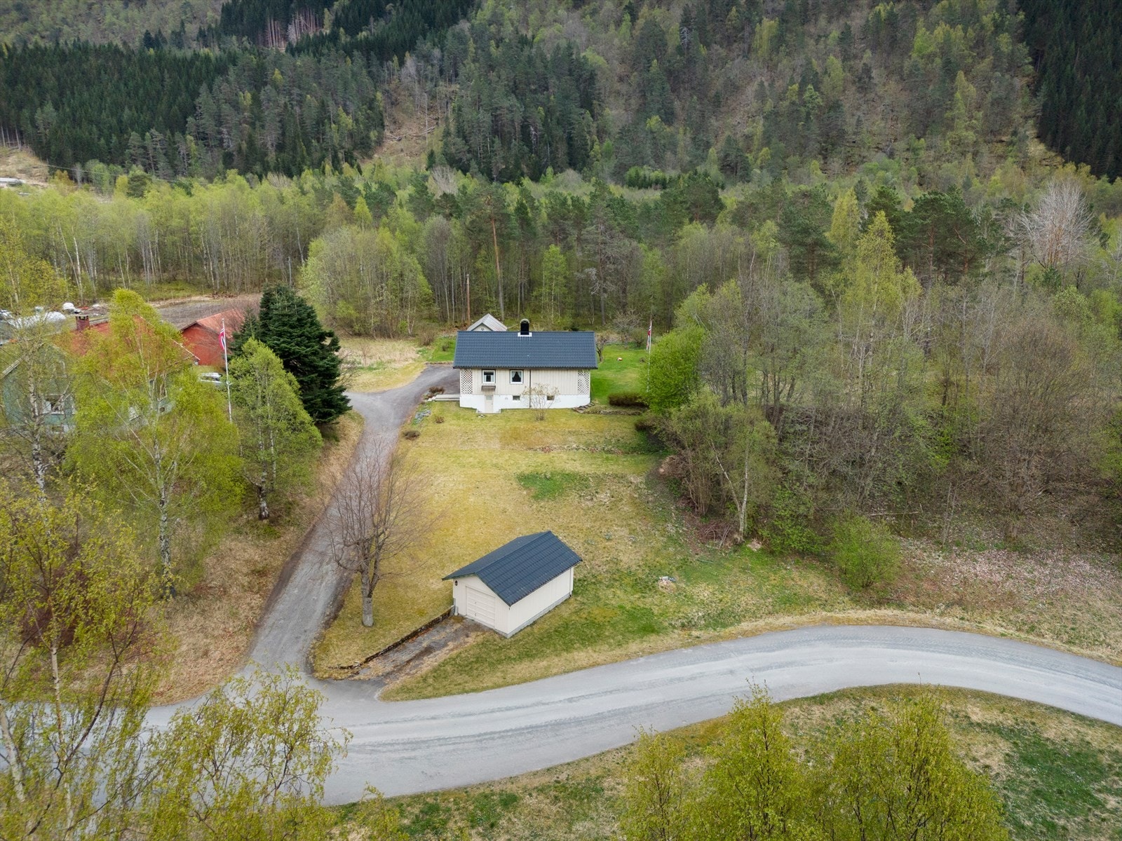 Eiendommen har en strategisk plassering med lett adkomst fra fylkesveien. Galleribilde